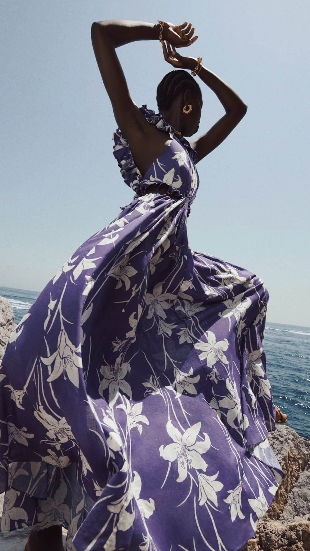 ジマーマンのインスタグラム：「In Motion: From Resort Swim 24, the Acadian Ruffle Maxi Dress. Shop the look and discover new season Swim in stores and online. #ZimResortSwim24 #zimmermann」