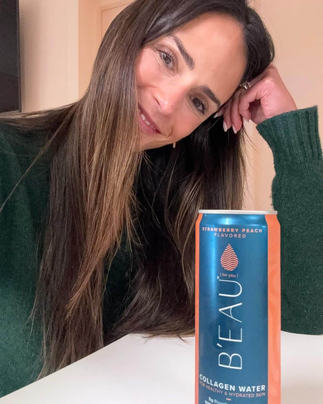 ジョーダナ・ブリュースターのインスタグラム：「With the dry air during the fall, I love B’EAU Collagen Water because it helps support healthy and hydrated skin!     #drinkbeau #beaupartner」