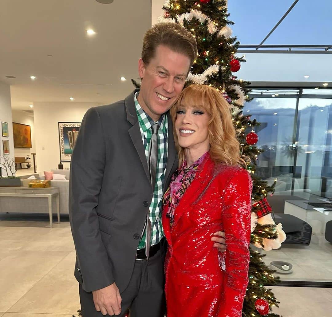 キャシー・グリフィンのインスタグラム：「@parishilton , come say hello to your aunties!!! 👋🏻 Your hit stars may be blind, but you definitely know how to throw a Christmas Spectacular! This “Sliv-mas” Party was one for the books. Nothing beats a festive corn dog ✨」