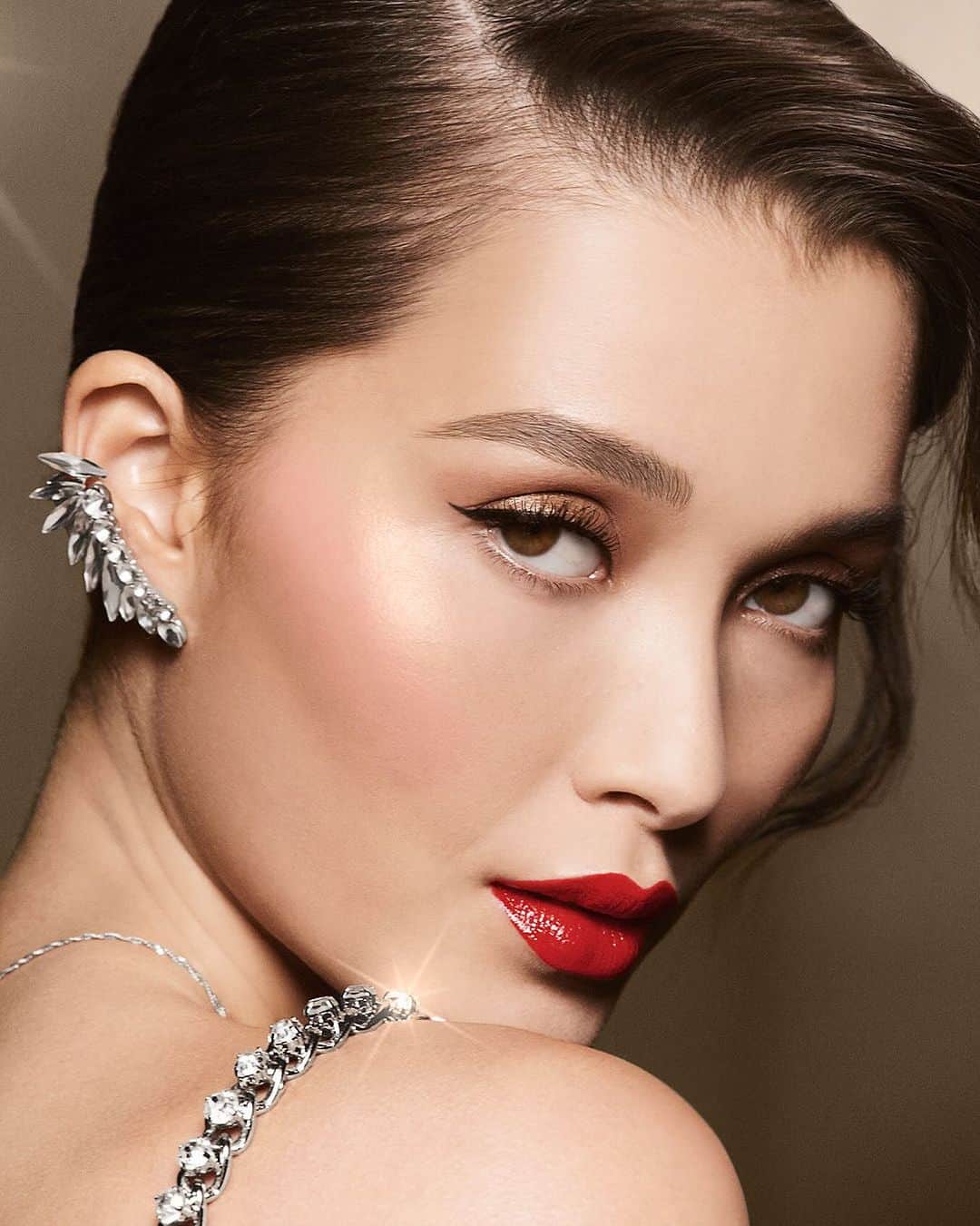 ボビイブラウンのインスタグラム：「A luxe finish meets holiday-ready lips. Swipe on Limited- Edition Luxe Lipstick in an exclusive gilded design, for skincare-infused color with a bold satin finish.  MAKE IT LUXE: • Luxe Lipstick in Parisian Red  #BobbiBrown #BobbiBrownHolidayCollection #GoldenGlamourCollection #HolidayBeauty #LimitedEdition #Makeup」