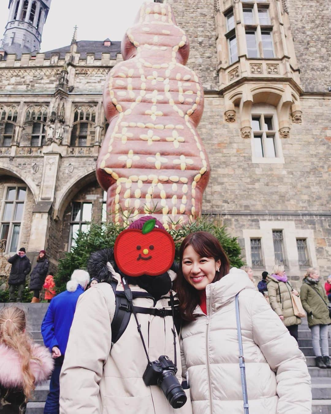 荒木優里さんのインスタグラム写真 - (荒木優里Instagram)「✈️ 🇩🇪ドイツ旅行🇩🇪 〜アーヘン①〜  クリスマスマーケット、2ヶ所目はアーヘン🎄✨  人気クリスマスマーケットのランキング上位に いつも入る場所と聞き、 わくわくしながら行ってみると…  みんながおすすめするのも納得👍✨  素敵な街並みと世界遺産の大聖堂とのコラボが 最高に美しかったです〜😆❣️ このマーケットのシンボルとも言える プリンテン人形もかわいい😍💕  ここの限定マグはブーツ型でした🥰 いろんな色があったけど、赤を選んでみました❤️  この日はクリスマスマーケットを ハシゴする予定だったので 夜まではいられませんでしたが、 ライトアップした姿もきっといいんだろうなぁ😘💡  #thanksgivingtrip #ドイツ旅行 #germany  #アーヘン #aachen #christmasmarket  #アメリカ生活 #アメリカ暮らし #ニューヨーク #ニューヨーク生活  #ニューヨーク暮らし #ニューヨーク在住 #Newyork #NYC #NY #アメリカ在住日本人 #帯同妻 #渡米記録 #海外生活 #travel #trip #旅行好き #アナウンサー #フリーアナウンサー #荒木優里 #荒木優里のゆるりアメリカ生活」12月1日 5時46分 - yuriaraki0726