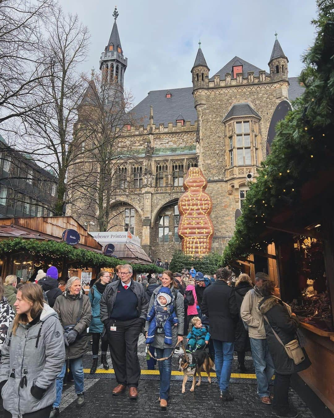 荒木優里さんのインスタグラム写真 - (荒木優里Instagram)「✈️ 🇩🇪ドイツ旅行🇩🇪 〜アーヘン①〜  クリスマスマーケット、2ヶ所目はアーヘン🎄✨  人気クリスマスマーケットのランキング上位に いつも入る場所と聞き、 わくわくしながら行ってみると…  みんながおすすめするのも納得👍✨  素敵な街並みと世界遺産の大聖堂とのコラボが 最高に美しかったです〜😆❣️ このマーケットのシンボルとも言える プリンテン人形もかわいい😍💕  ここの限定マグはブーツ型でした🥰 いろんな色があったけど、赤を選んでみました❤️  この日はクリスマスマーケットを ハシゴする予定だったので 夜まではいられませんでしたが、 ライトアップした姿もきっといいんだろうなぁ😘💡  #thanksgivingtrip #ドイツ旅行 #germany  #アーヘン #aachen #christmasmarket  #アメリカ生活 #アメリカ暮らし #ニューヨーク #ニューヨーク生活  #ニューヨーク暮らし #ニューヨーク在住 #Newyork #NYC #NY #アメリカ在住日本人 #帯同妻 #渡米記録 #海外生活 #travel #trip #旅行好き #アナウンサー #フリーアナウンサー #荒木優里 #荒木優里のゆるりアメリカ生活」12月1日 5時46分 - yuriaraki0726