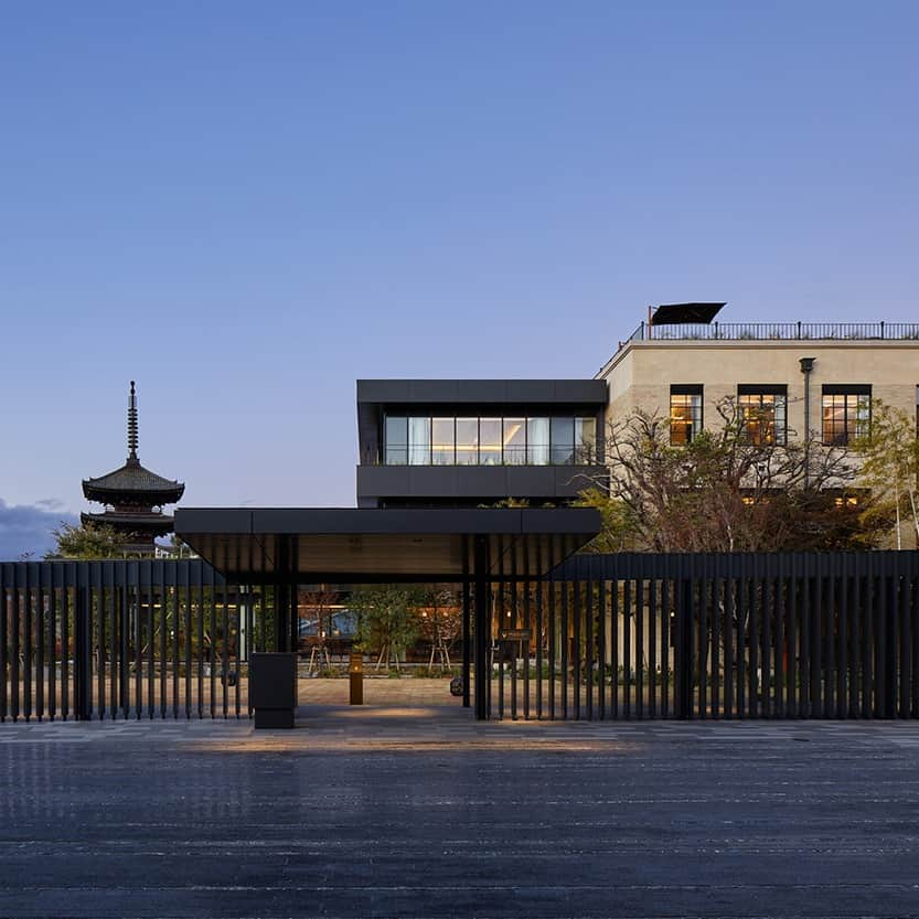 Design Milkさんのインスタグラム写真 - (Design MilkInstagram)「Unlock the doors of history at @thehotelseiryukyotokiyomizu, where a 1922 elementary school has transformed into a luxurious stay. With 48 contemporary guest rooms, a rooftop bar boasting Kyoto's panoramic beauty, + a prime location near Kiyomizu-dera, this hotel invites you to savor serene moments amidst the city's vibrant history. \\\ Come see how this architectural gem has retained its European charms at the link in bio. 🔗  🏢: Aoyama Nomura Design」12月1日 6時05分 - designmilk