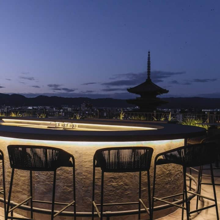 Design Milkさんのインスタグラム写真 - (Design MilkInstagram)「Unlock the doors of history at @thehotelseiryukyotokiyomizu, where a 1922 elementary school has transformed into a luxurious stay. With 48 contemporary guest rooms, a rooftop bar boasting Kyoto's panoramic beauty, + a prime location near Kiyomizu-dera, this hotel invites you to savor serene moments amidst the city's vibrant history. \\\ Come see how this architectural gem has retained its European charms at the link in bio. 🔗  🏢: Aoyama Nomura Design」12月1日 6時05分 - designmilk