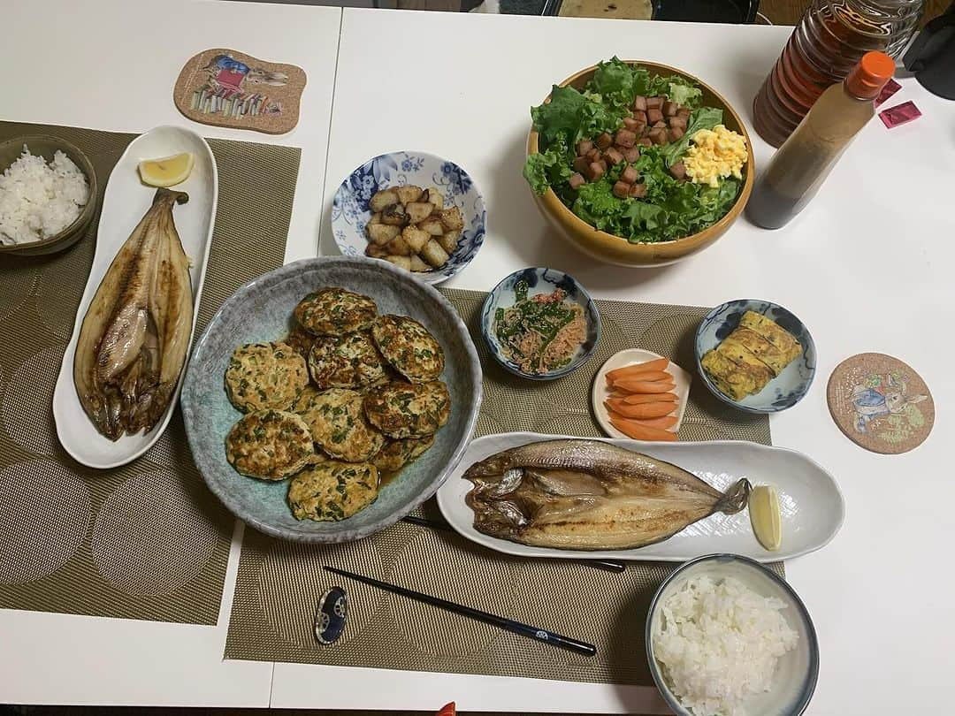 たいぞうのインスタグラム：「昨日の夜のお嫁さんの料理 メニュー #ご飯 #卵焼き #ぬか漬け #白滝とピーマンとタラコの炒め物 #ホッケの開き #小松菜と豆腐入りのつくね #じゃがいもの塩昆布バター炒め #サラダ #米粉のパウンドケーキ でした。 ごちそうさまでした。 ありがとうございました。 でした。  #たいぞう #吉本興業 #嫁の手料理」