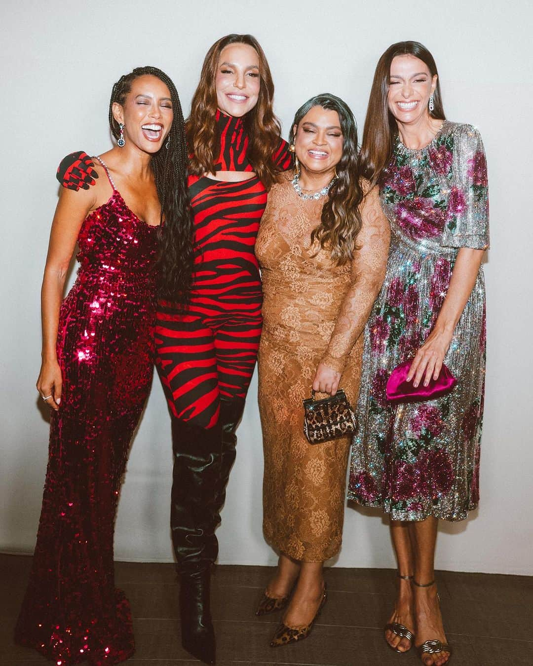 Tais Araújoのインスタグラム：「Tudo cria da Ivete! Só as amigas, gostosas, experientes e perigosas ✨🥂❤️‍🔥 #DGLovesBrazil entregou TUDO!  📸: @lecanovo e Manu Scarpa @agenciabrazilnews   📍: @jkiguatemi」