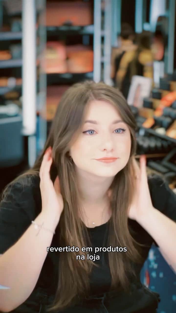 M·A·C Cosmetics BRのインスタグラム：「Ainda não decidiu a make das festas de fim de ano? A @tekapompeo te leva para conhecer os serviços de beleza oferecidos na loja da M•A•C e tenha uma experiência  de maquiagem exclusiva nesse final de ano ✨🖤  Lista de serviços: ✨ Dicas e Truques Gratuitos de Maquiagem ✨Maquiagem completa para evento, com o valor 100% revertido em produtos no final do atendimento. ✨Aula Personalizada, com o valor 100% revertido em produtos no final da aula.  Entre AGORA no nosso site e agende um horário! ✨  #MACCosmetics #MACCosmeticsBrasil #MACServiços」