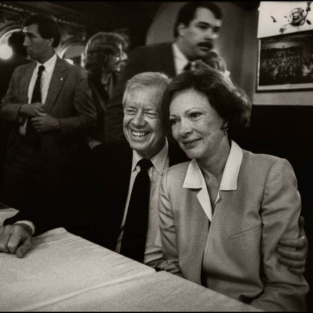 Vogueのインスタグラム：「“Never in our history has a couple approached the White House so equally side by side as Jimmy and Rosalynn Carter,” Vogue noted in its January 1977 issue—and indeed, it echoed a statement made by Mr. Carter almost 50 years later, shortly after his wife’s death this month. “Rosalynn was my equal partner in everything I ever accomplished,” he said. “She gave me wise guidance and encouragement when I needed it. As long as Rosalynn was in the world, I always knew somebody loved and supported me.” At the link in bio we take a look back at the couple’s achingly sweet love story.」