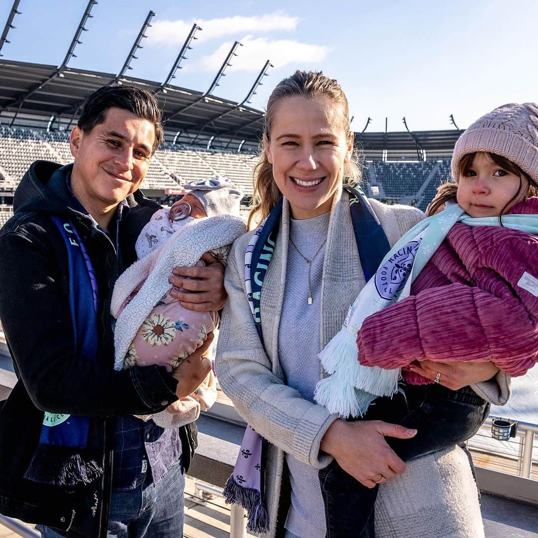 ベヴァリー・ゴーベル・ヤネズさんのインスタグラム写真 - (ベヴァリー・ゴーベル・ヤネズInstagram)「The first family of #RacingLou 💜  Bev Yanez: our head coach OT Yanez: former pro, now coaching in the Racing Academy. Noemi-Rae Yanez: turns 3 next week. Cali June Yanez: born November 8」12月1日 6時09分 - bevyanez