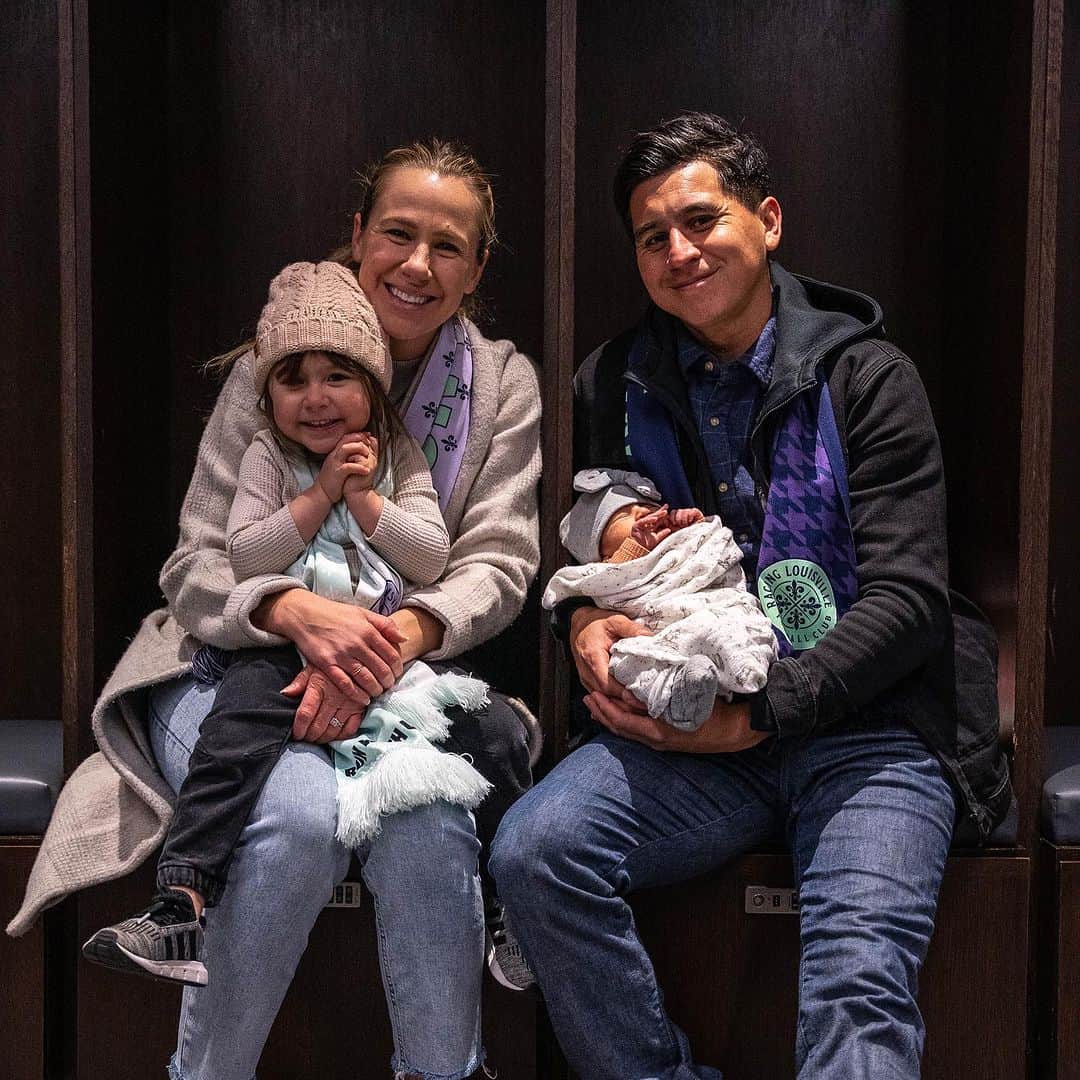 ベヴァリー・ゴーベル・ヤネズのインスタグラム：「The first family of #RacingLou 💜  Bev Yanez: our head coach OT Yanez: former pro, now coaching in the Racing Academy. Noemi-Rae Yanez: turns 3 next week. Cali June Yanez: born November 8」