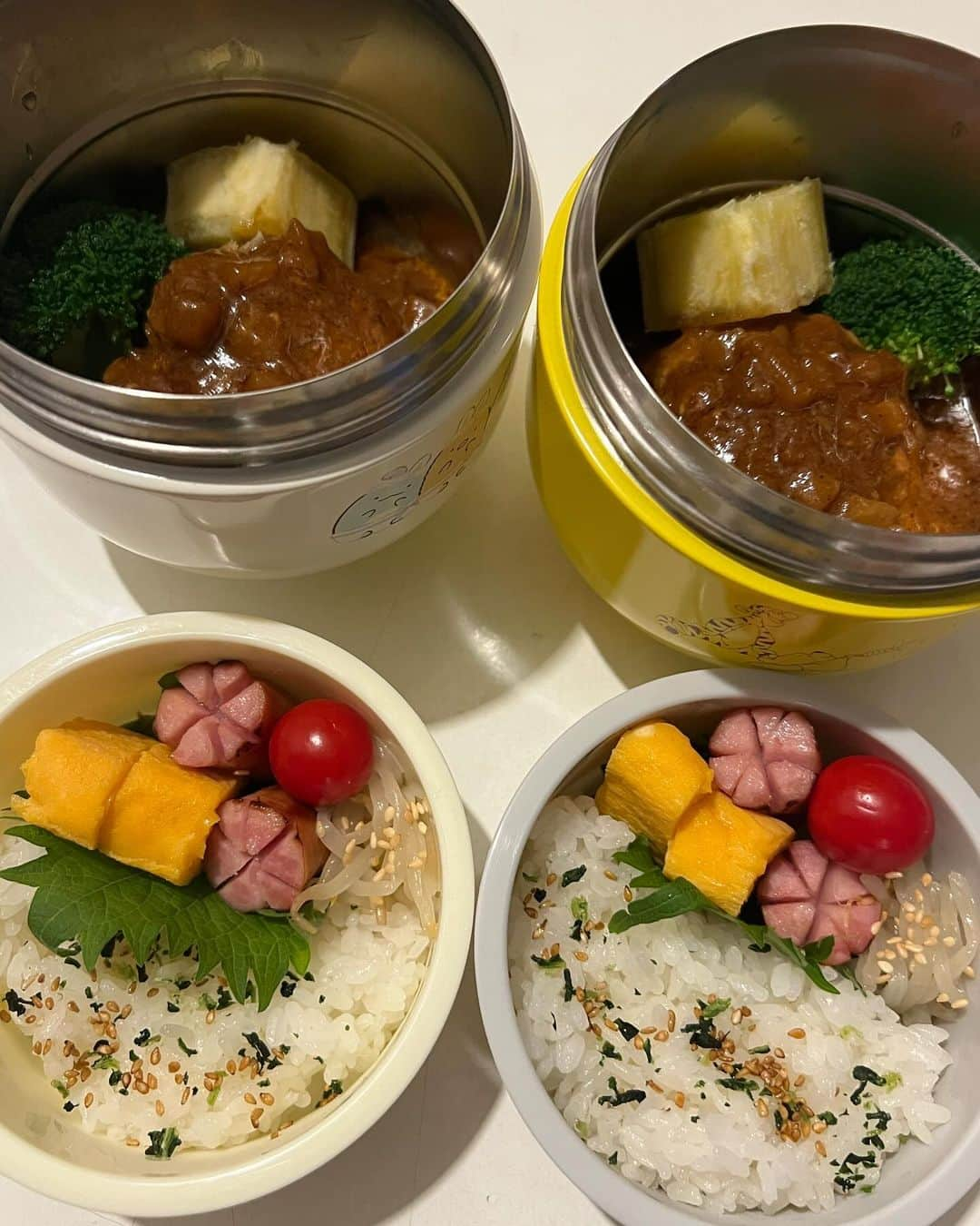 甘糟記子さんのインスタグラム写真 - (甘糟記子Instagram)「先日の夕飯と最近のお弁当(o^^o)  先週新大久保でお気に入りのマッコリや、タコキムチを買ってきたのでサムギョプサルの気分\(//∇//)\  姫の好きなプルコギも実家に行った時に買ったしね！  サムギョプサルにすると野菜もたっぷり食べるから、なんとなく罪悪感なし！（笑）  子供達も沢山食べてくれるから嬉しいの(〃ω〃)  そして次の日はもちろんプルコギとナムル弁当になるよね（笑）  今日から12月！  冷凍ストックも消費しつつ、冬休み目指して頑張るぞ〜╰(*´︶`*)╯♡  #甘糟ご飯#ご飯#お家ご飯#家ご飯#弁当#曲げわっぱ#サムギョプサル」12月1日 6時13分 - norihey924