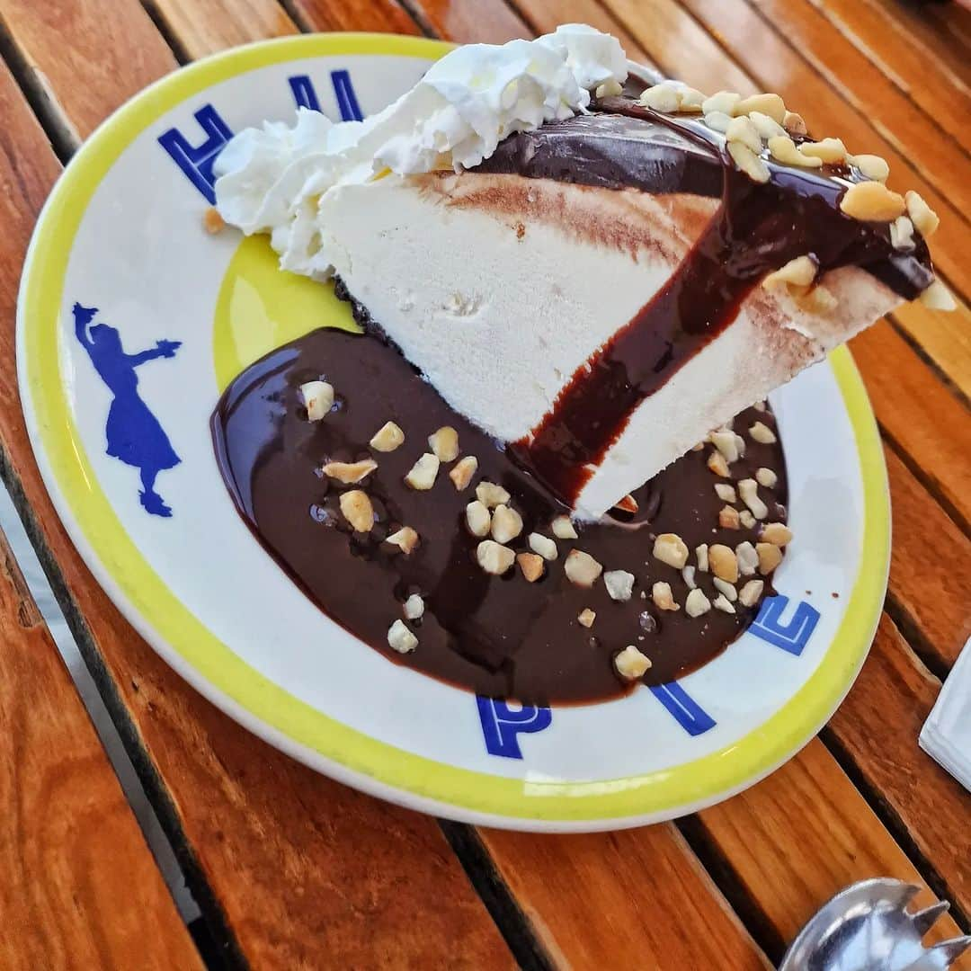 ジェームズ・フェルプスさんのインスタグラム写真 - (ジェームズ・フェルプスInstagram)「When in Malibu you've gotta get a Hula Pie! Spork a must!  #biggerthanmyhead #yesitsnowallgone #Dukes #Malibu」12月1日 6時27分 - jamesphelps_pictures