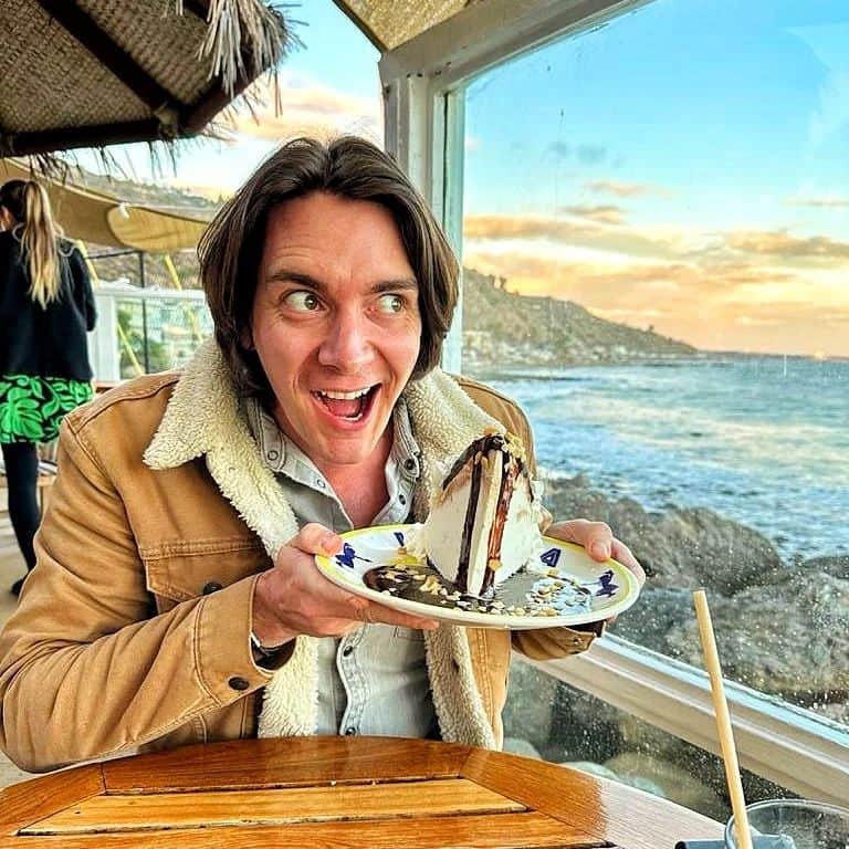 ジェームズ・フェルプスのインスタグラム：「When in Malibu you've gotta get a Hula Pie! Spork a must!  #biggerthanmyhead #yesitsnowallgone #Dukes #Malibu」