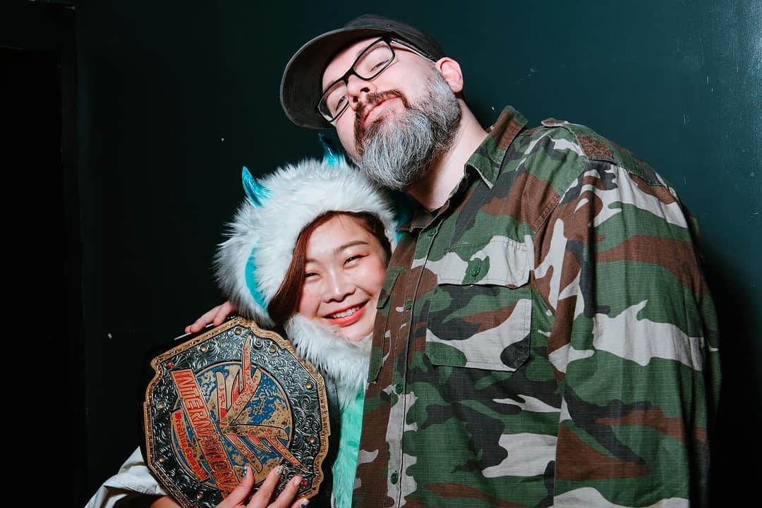優宇のインスタグラム：「_ My home is @everiotgrrrlsofwrestling 🍏 Achieved EVE International Championship V10 in London🇬🇧  DannはEVEのプロモーター。 選手みんなから愛される、みんなのお父さんみたいなあったかくてとてもおっきな存在。忙しすぎて身体が心配になるけど２０２４年はもっと元気で過ごしてほしい、こんな気持ちになるのもまるで娘みたいでしょ？😂英語が上手くなりたいのはDannはじめイギリスのみんなともっとコミュニケーションを取りたいから。今のプロレスしてる私がいるのは色々折れかけてた私をたくさん支えてくれたりチャンスをくれたイギリスの皆さんがいたから、これは間違いない。  自分にとってはEVEはHOMEなんだって言える理由がたくさんある。久しぶりにあってみんなとハグするこのイギリスのルーティンもだいすきです🇬🇧今日もDuringoをがんばりまぁす🤣🤣🤣  Photo by @theheaddrop 🩷🩷🩷  #london #championship #champion #V10 #japan」