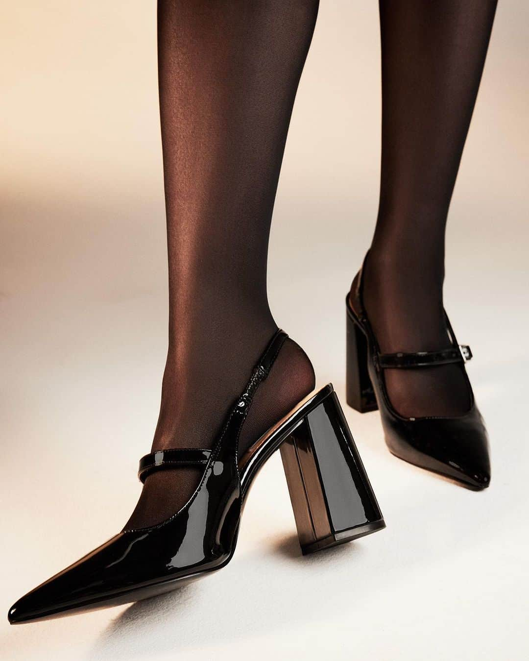 スティーブ・マデンのインスタグラム：「Heels + tights are your go to this season.」