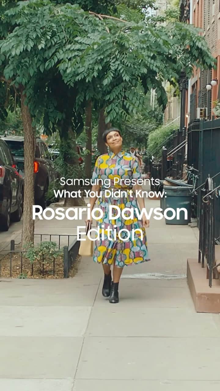 ロザリオ・ドーソンのインスタグラム：「With my schedule, everyday looks a little different from the last. Whether I’m helping @girlsclubny put on an art gala or sharing an amazing recipe, @SamsungUS TVs makes things easier.   Take a look at some of my favorites in the premium Samsung TV lineup. Link in bio ✨   #SamsungPartner #SamsungWYDK」