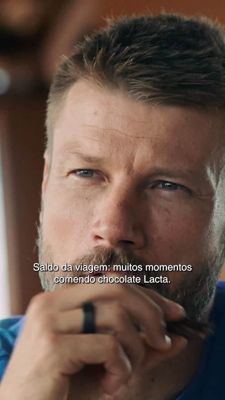 Rodrigo Hilbertのインスタグラム：「Mais de mil quilômetros rodados, fazendas de cacau, muita história boa. A série Cocoa Life: o futuro está em cada pedacinho vai muito além de um documentário, ela emociona e mostra como estamos aprimorando nossas técnicas e ciências para garantir o bom e velho chocolate para as futuras gerações.  #chocolate #Lacta #CocoaLIfe #ofuturoestáemcadapedacinho #cadapedacinhoaproxima *publicidade」