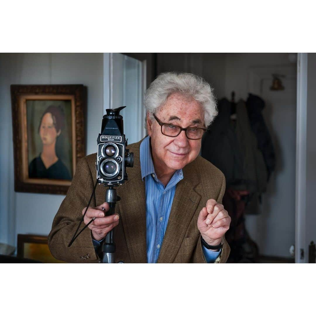 スティーブ・マカリーのインスタグラム：「Elliott Erwitt holds a special place in my memories as a steadfast friend, a bold photographer, and a man of unwavering integrity. When asked for advice to offer aspiring young photographers, my consistent recommendation is to immerse themselves in the vast body of work created by Elliott, my esteemed colleague renowned for his exceptional career in fine art and editorial photography.  During a memorable week spent together in Australia on a book tour in 1999, Elliott's insatiable curiosity and keen eye left a lasting impression on me. Even at the airport, moments before our departure to New York, he was capturing images with his characteristic enthusiasm.  Reflecting on Elliott's legacy, I am certain that there will never be another photographer quite like him, seamlessly blending profound work with subtle humor.  As a young photographer, my sister gifted me my first photo book, "Son of a Bitch," a collection of Elliott's pictures featuring dogs and their humans. This marked my introduction to a unique combination of humor, pathos, and compelling storytelling in animal photography.  In the early stages of my photography journey, I not only found inspiration in studying his work but also took a workshop with him, which was my first introduction to him as a man and not just the legend I admired.  It has been an honor not only to call him a friend but also a Magnum colleague, consistently providing a wellspring of creative inspiration.  He was surrounded by his family, both in life and in death, and that was a rare gift to all of them.  (New York City, NY, USA, 2011)」