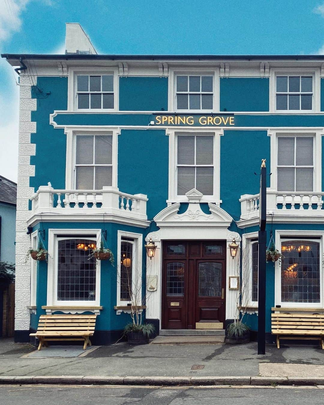 LIKARANAIさんのインスタグラム写真 - (LIKARANAIInstagram)「They’re baccccckkk! @thespringgrove are now re-open!!  Sunday means one thing - roast🍽️ Arguably Britain’s most famous dish.  We started with white wine - Babich Headwaters Sauvignon Blanc 🥂 and came with the Picky bits - Dorset Coppa, Waste not pickles that was the perfect accompaniment!  We went for one beef, one pork belly, all served with crushed celeriac, cabbage, maple roasted carrots, beef dripping roast potatoes, gravy and of course a double egg Yorkshire pudding. The beef was perfectly rare and everything banged! Cauliflower cheese is a must! It was so rich and a huge portion.  I absolutely loved this pub and the roast, everything was perfect from the meat to the roasties and the staff were so welcoming!  *Pr invite  。 。 。 。 。 。  #springgrove #youngspubs #sundayroast #londonsundayroast #kingstonuponthames #kingston #london #londoneats #londonpub #londonfoodie #londonfoodscene #food #whitewine #londonfoodspots #londonfoodgram #visitlondon #londontravel #explorelondon #england #uk #likeforlikes #shoutout #コメント返し  #写真好きな人と繋がりたい #おはようございます」12月1日 6時50分 - likaran