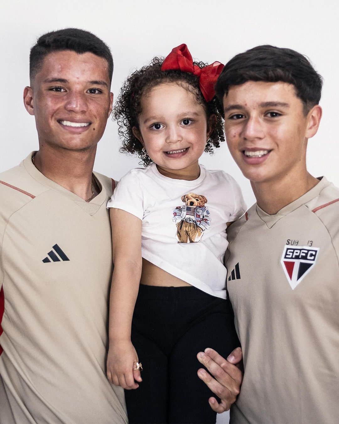 ミランダさんのインスタグラム写真 - (ミランダInstagram)「O amor por essa camisa vem do berço! Parabéns pelo seu primeiro contrato profissional! Fico muito orgulhoso com cada conquista sua, @joaomiranda_05 ❤️🇾🇪  📸 Tiago Sousa」12月1日 7時03分 - miranda023