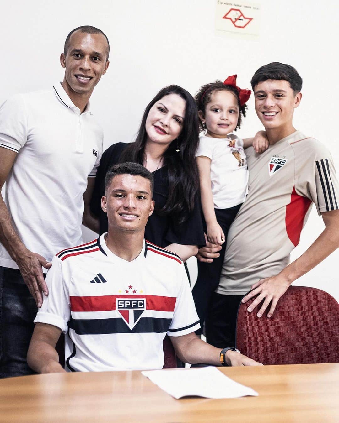 ミランダのインスタグラム：「O amor por essa camisa vem do berço! Parabéns pelo seu primeiro contrato profissional! Fico muito orgulhoso com cada conquista sua, @joaomiranda_05 ❤️🇾🇪  📸 Tiago Sousa」