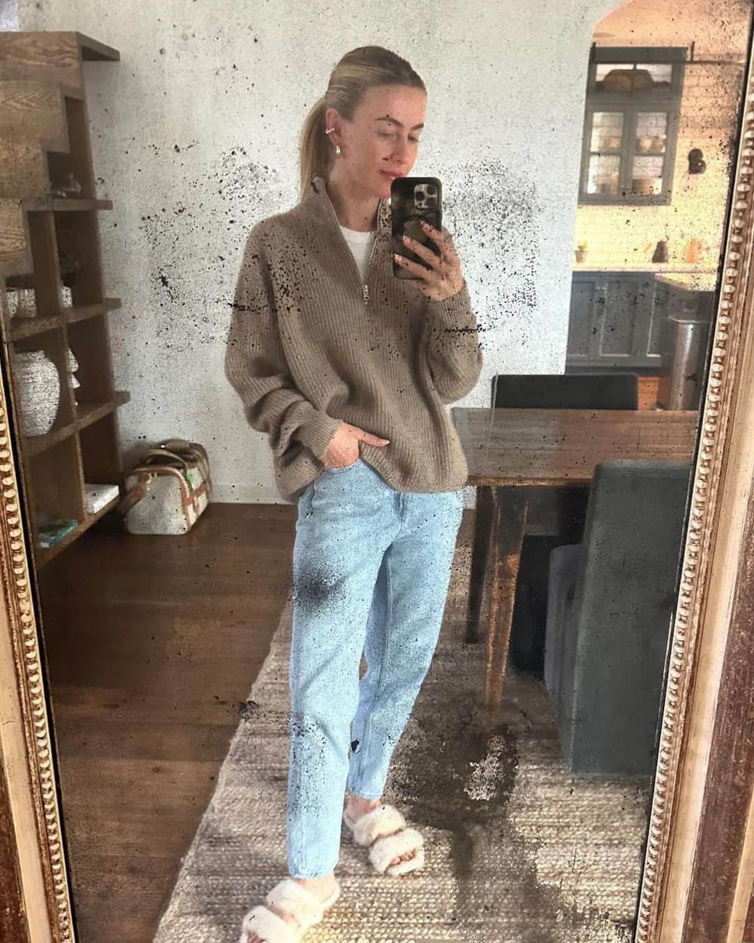 ジュリアン・ハフさんのインスタグラム写真 - (ジュリアン・ハフInstagram)「November mirror selfies deserved a space on the grid 📸」12月1日 7時16分 - juleshough