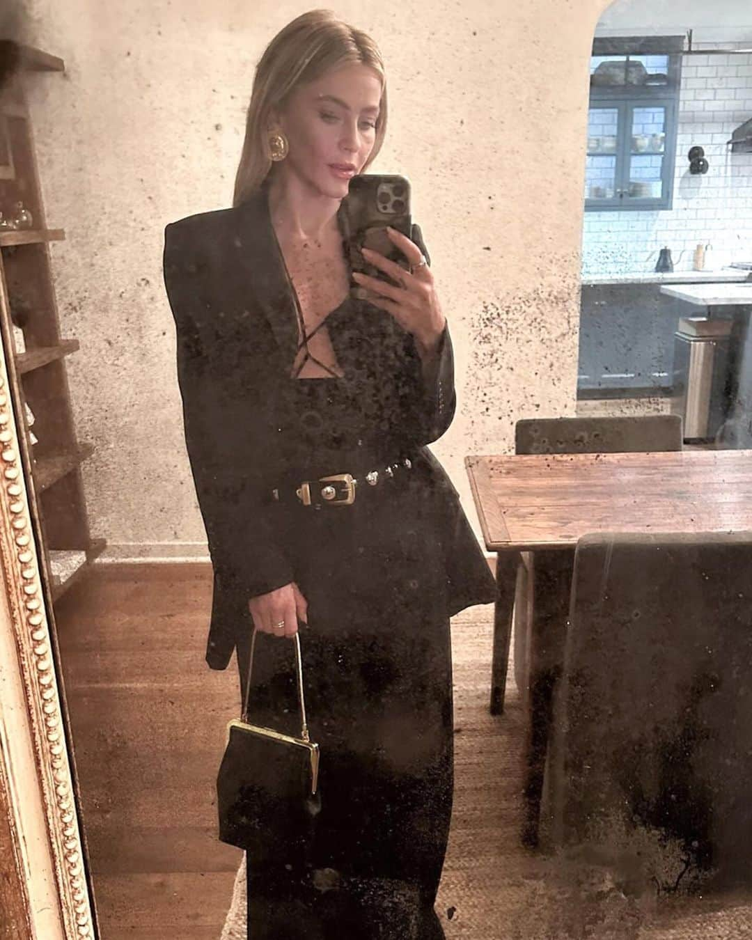 ジュリアン・ハフさんのインスタグラム写真 - (ジュリアン・ハフInstagram)「November mirror selfies deserved a space on the grid 📸」12月1日 7時16分 - juleshough