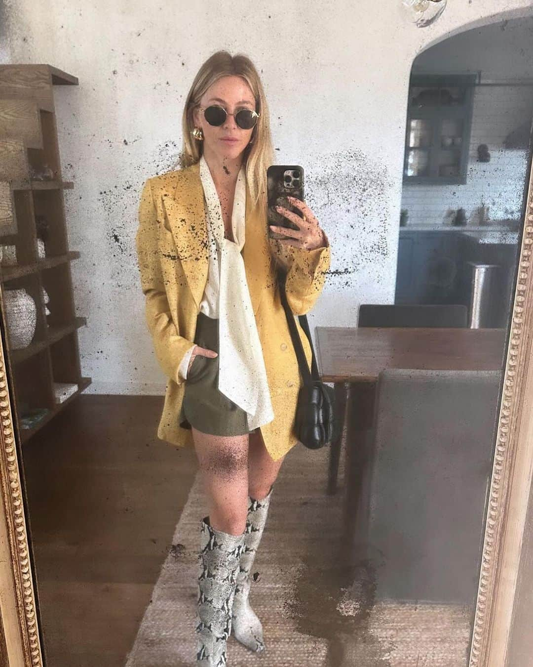 ジュリアン・ハフのインスタグラム：「November mirror selfies deserved a space on the grid 📸」