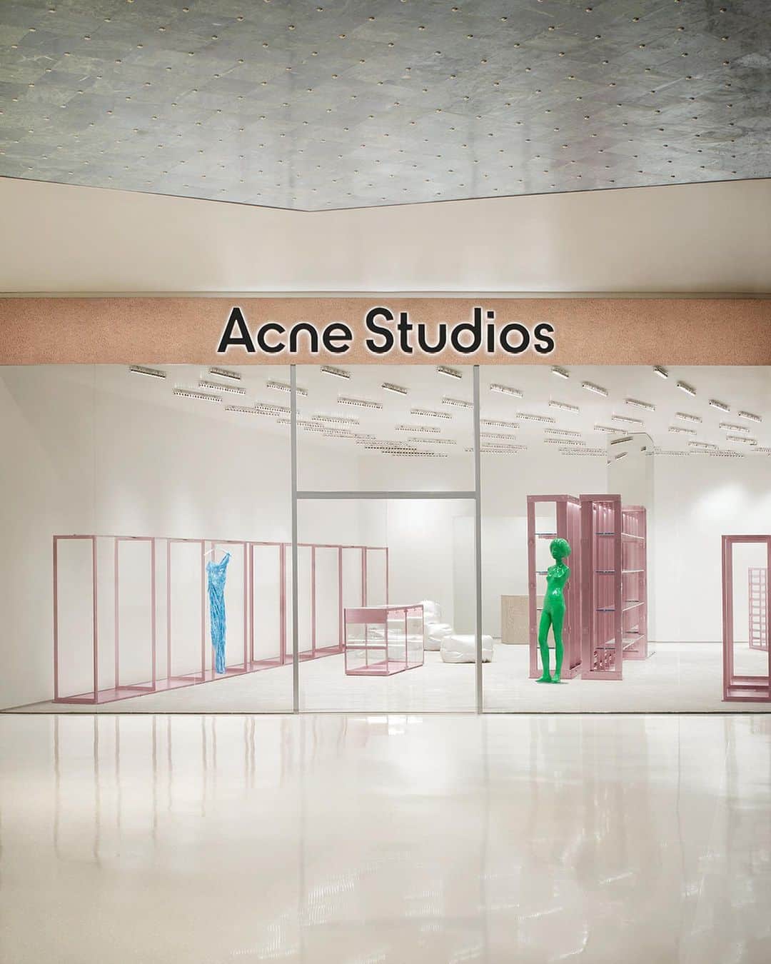 Acne Studiosのインスタグラム：「Welcome to Las Vegas! 💎 #AcneStudios has arrived. Discover our new store at the Shops at Crystals on South Las Vegas Boulevard. Inside, furniture by longtime collaborator #MaxLamb meets mannequins by artist @Daniel_Silver__, all illuminated by @BenoitLalloz’s lights. Launching exclusively to celebrate the opening, the iconic 2021 denim jeans and #Musubi bags covered in shiny crystals, available at the Las Vegas location and online in the United States only.   Acne Studios Las Vegas is now open, come say hi!」