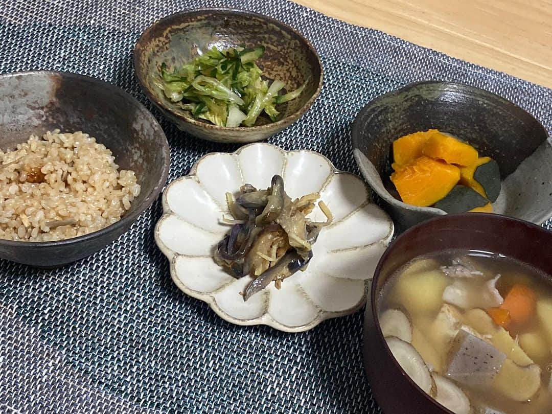柳家さん生のインスタグラム：「12/1長屋の朝ご飯 豚汁定食😇 茄子ぽん酢炒め かぼちゃうま煮 胡瓜白菜塩昆布もみ 鳥ささみ炊き込み玄米ご飯🍚」
