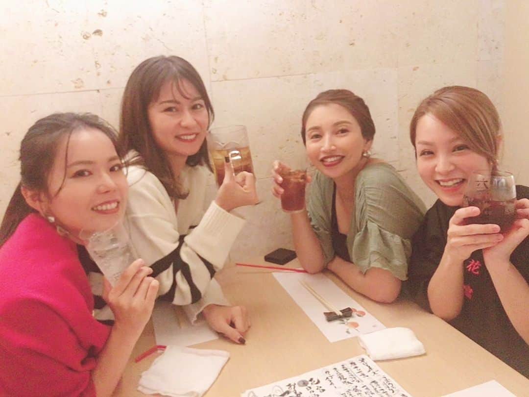 yuina.ushio ueharaのインスタグラム：「. チームの一員 @lily___beauty.salon の なおちゃんのバースデーサプライズ🎂❤️  夜は糸満にも行ってきましたよ✌️  がんばりやな上にいっつも なんでも楽しそうにして 周りを明るくするなおちゃん😌❤️  33歳、お誕生日おめでとう🎉  素敵な1年になりますように。  #happybirthday #birthdaygirl」