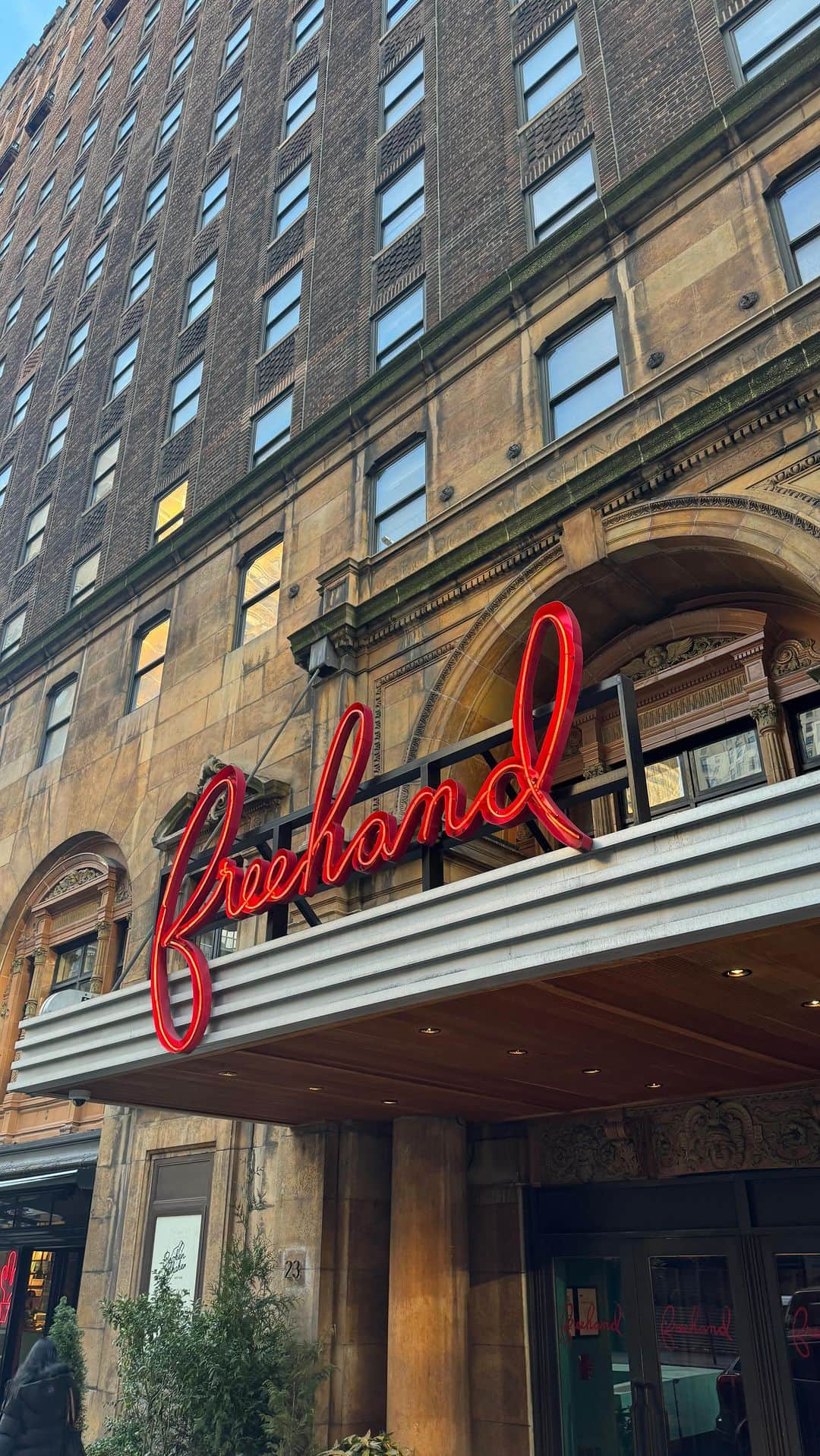 ティファニー・ティーセンのインスタグラム：「#tbt To our amazing stay at @freehandhotels in NYC. It was our home for the week and it truly felt like home. To the spacious rooms and personable staff, we really didn’t wanna leave. Until next time ❤️」