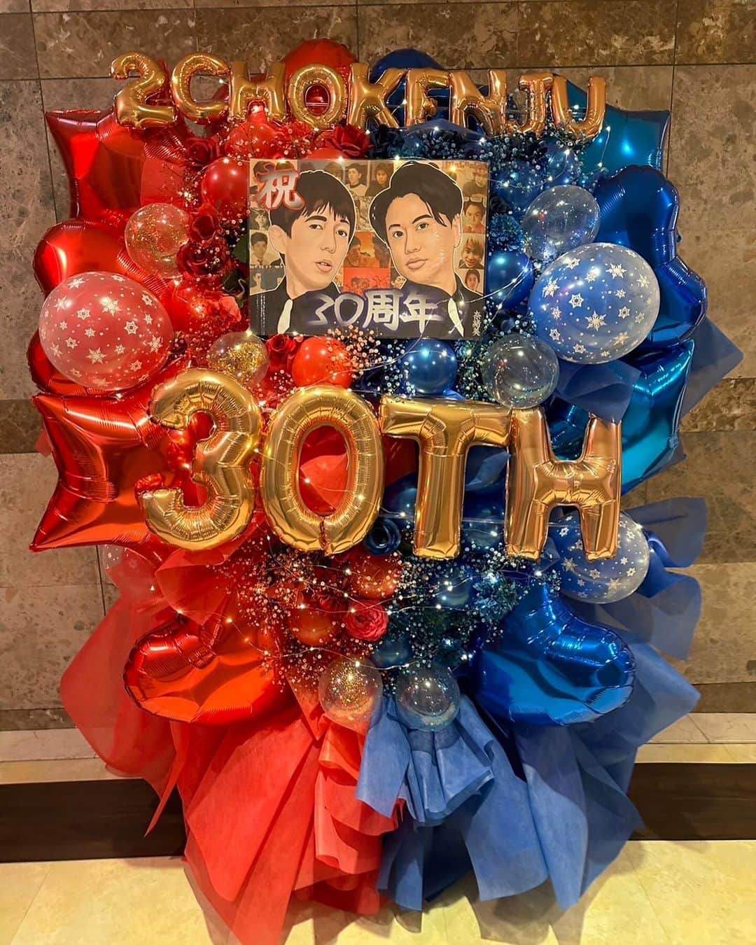 野々村友紀子のインスタグラム：「2丁拳銃【百式】🎈ファンの皆様から30周年記念バルーン🎈をいただきました。  会場でとても華やかで目立って、お客様のフォトスポットにもなっていました。どうもありがとうございました！  これからもどうか2丁拳銃の応援、よろしくお願いいたします🙇  あと、私の同級生の和菓子屋さんがお赤飯をたくさん炊いて来てくれたそうで、スタッフの皆様にもお配りできたようでありがたかったー！  そしてファンの方からいただいたオリジナルシャンパン🍾 オリシャンっていうやつ🩷すごいです！ 大切に飾らせていただきます。 ありがとうございました♪  たくさんの皆様に支えられて2丁拳銃は幸せですね。 感謝の気持ちを忘れず、よりたくさんの人を笑わせられる漫才師を目指して、ずっと2人で突っ走って欲しいです。  今回だけは小堀の悪口言わずに終わりたいと思います😆 でもこの前【ぽかぽか】に一緒に出させてもらった帰り、小堀がペラッペラの私服の上にペラッペラの服を羽織ってもう一枚ペラッペラの上着羽織って寒そうな顔で帰って行ったの見てイラッと来ました。何がしたいねん！！分厚い服買え！チマチマすな！そういうとこやぞ！  頑張れよ！！」