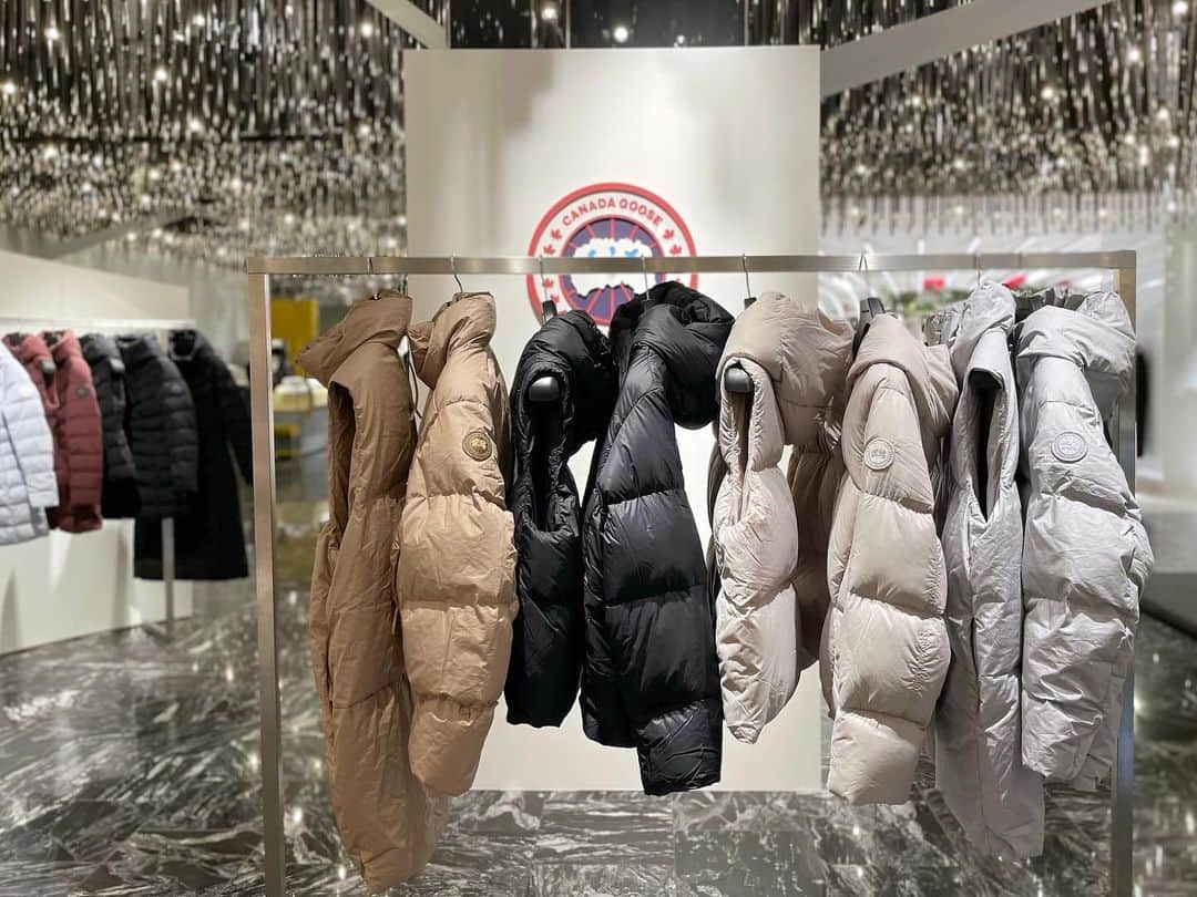 ISETAN PARK netさんのインスタグラム写真 - (ISETAN PARK netInstagram)「防寒もファッション性も叶える❄  ＜カナダグース＞が一堂に集うポップアップ開催    防寒性はもちろん、冬コーデに欠かせないおしゃれダウンジャケット＜カナダグース＞。人気の「ブラックレーベルコレクション」をはじめ、23-24年秋冬コレクションからファッション性が高いアウターや日本限定モデルが登場しています。  昨年でファー製品の生産を終了するなど、環境に配慮した素材を使用したアイテムも。  さらにメンズ館1階 ザ・ステージではメンズアイテムをご紹介中。  ぜひこの冬の相棒を見つけに来てください♪    ＜CANADA GOOSE＞WOMEN'S POP UP STORE  ■開催中～12月12日(火)  ■本館3階 センターパーク/ザ・ステージ＃3  ※12月13日(水)～1月16日(火)は本館3階 コンテンポラリー/プロモーションで引き続きお取り扱いいたします。    2023 FALL WINTER CANADA GOOSE POP UP STORE  ■開催中～12月5日(火)  ■メンズ館1階 ザ・ステージ    ※数量に限りがある商品もございますので、品切れの際はご容赦ください。    ウィメンズ、メンズ各イベントについては@isetan_shinjuku ストーリー「POP UP」から  ＜カナダグース＞最旬情報はこちら▼  https://www.mistore.jp/shopping/feature/men_f3/canadagoose_hub_m    商品のお問い合わせは▼  三越伊勢丹オンラインストア  三越伊勢丹リモートショッピングアプリ  ⇒WOMEN【本館3階】コンテンポラリー  ⇒MEN【メンズ館6階】メンズコンテンポラリー    @canadagoose  @isetan_contemporary  @isetanmens_contemporary   #canadagoose #カナダグース #カナダグースダウン  #カナダグースブラックレーベル #ダウンパーカー #ダウンコート #ダウンジャケット #冬アウター #downjacket #日本限定モデル  #isetan #isetanshinjuku #이세탄 #신주쿠이세탄 #이세탄백화점 #イセタン #伊勢丹 #伊勢丹新宿 #新宿伊勢丹 #伊勢丹新宿店」12月4日 10時00分 - isetan_shinjuku