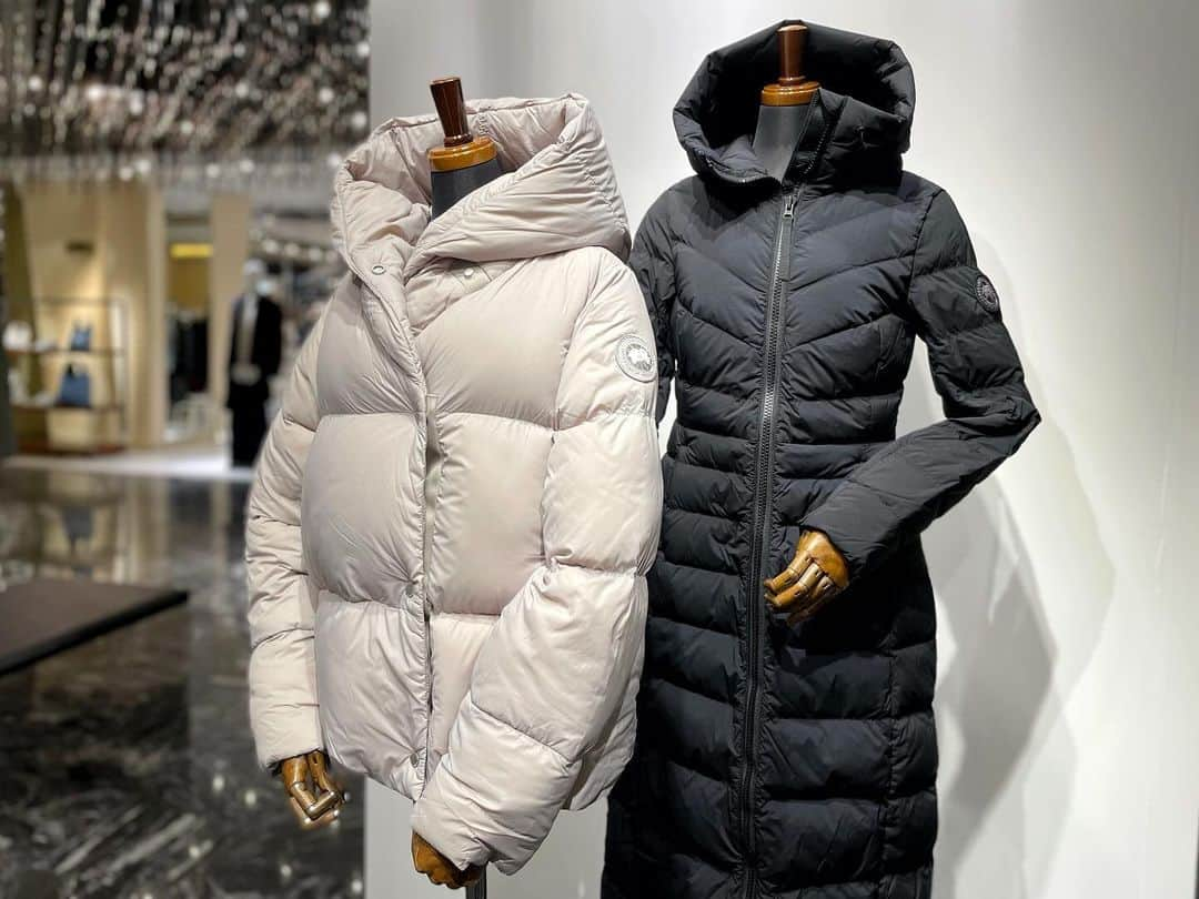 ISETAN PARK netさんのインスタグラム写真 - (ISETAN PARK netInstagram)「防寒もファッション性も叶える❄  ＜カナダグース＞が一堂に集うポップアップ開催    防寒性はもちろん、冬コーデに欠かせないおしゃれダウンジャケット＜カナダグース＞。人気の「ブラックレーベルコレクション」をはじめ、23-24年秋冬コレクションからファッション性が高いアウターや日本限定モデルが登場しています。  昨年でファー製品の生産を終了するなど、環境に配慮した素材を使用したアイテムも。  さらにメンズ館1階 ザ・ステージではメンズアイテムをご紹介中。  ぜひこの冬の相棒を見つけに来てください♪    ＜CANADA GOOSE＞WOMEN'S POP UP STORE  ■開催中～12月12日(火)  ■本館3階 センターパーク/ザ・ステージ＃3  ※12月13日(水)～1月16日(火)は本館3階 コンテンポラリー/プロモーションで引き続きお取り扱いいたします。    2023 FALL WINTER CANADA GOOSE POP UP STORE  ■開催中～12月5日(火)  ■メンズ館1階 ザ・ステージ    ※数量に限りがある商品もございますので、品切れの際はご容赦ください。    ウィメンズ、メンズ各イベントについては@isetan_shinjuku ストーリー「POP UP」から  ＜カナダグース＞最旬情報はこちら▼  https://www.mistore.jp/shopping/feature/men_f3/canadagoose_hub_m    商品のお問い合わせは▼  三越伊勢丹オンラインストア  三越伊勢丹リモートショッピングアプリ  ⇒WOMEN【本館3階】コンテンポラリー  ⇒MEN【メンズ館6階】メンズコンテンポラリー    @canadagoose  @isetan_contemporary  @isetanmens_contemporary   #canadagoose #カナダグース #カナダグースダウン  #カナダグースブラックレーベル #ダウンパーカー #ダウンコート #ダウンジャケット #冬アウター #downjacket #日本限定モデル  #isetan #isetanshinjuku #이세탄 #신주쿠이세탄 #이세탄백화점 #イセタン #伊勢丹 #伊勢丹新宿 #新宿伊勢丹 #伊勢丹新宿店」12月4日 10時00分 - isetan_shinjuku