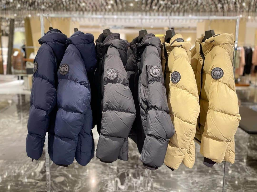 ISETAN PARK netさんのインスタグラム写真 - (ISETAN PARK netInstagram)「防寒もファッション性も叶える❄  ＜カナダグース＞が一堂に集うポップアップ開催    防寒性はもちろん、冬コーデに欠かせないおしゃれダウンジャケット＜カナダグース＞。人気の「ブラックレーベルコレクション」をはじめ、23-24年秋冬コレクションからファッション性が高いアウターや日本限定モデルが登場しています。  昨年でファー製品の生産を終了するなど、環境に配慮した素材を使用したアイテムも。  さらにメンズ館1階 ザ・ステージではメンズアイテムをご紹介中。  ぜひこの冬の相棒を見つけに来てください♪    ＜CANADA GOOSE＞WOMEN'S POP UP STORE  ■開催中～12月12日(火)  ■本館3階 センターパーク/ザ・ステージ＃3  ※12月13日(水)～1月16日(火)は本館3階 コンテンポラリー/プロモーションで引き続きお取り扱いいたします。    2023 FALL WINTER CANADA GOOSE POP UP STORE  ■開催中～12月5日(火)  ■メンズ館1階 ザ・ステージ    ※数量に限りがある商品もございますので、品切れの際はご容赦ください。    ウィメンズ、メンズ各イベントについては@isetan_shinjuku ストーリー「POP UP」から  ＜カナダグース＞最旬情報はこちら▼  https://www.mistore.jp/shopping/feature/men_f3/canadagoose_hub_m    商品のお問い合わせは▼  三越伊勢丹オンラインストア  三越伊勢丹リモートショッピングアプリ  ⇒WOMEN【本館3階】コンテンポラリー  ⇒MEN【メンズ館6階】メンズコンテンポラリー    @canadagoose  @isetan_contemporary  @isetanmens_contemporary   #canadagoose #カナダグース #カナダグースダウン  #カナダグースブラックレーベル #ダウンパーカー #ダウンコート #ダウンジャケット #冬アウター #downjacket #日本限定モデル  #isetan #isetanshinjuku #이세탄 #신주쿠이세탄 #이세탄백화점 #イセタン #伊勢丹 #伊勢丹新宿 #新宿伊勢丹 #伊勢丹新宿店」12月4日 10時00分 - isetan_shinjuku