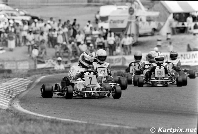 ルーベンス・バリチェロのインスタグラム：「E la vamos nos pra mais um Mundial de kart… nao fiz muitos em minha vida mas eles foram demais da conta. Este da foto 1 foi em Laval na França em 1987. Varios pilotos q dp encontrei na F1 por la passaram… e mais uma vez vou poder contar com a presença do meu filho @dudubarrichello que tambem se classificou. Faltara vc @fefobarrichello mas qq hora encaixamos os 3… vou ali e ja vorto😉 #comDeussempre #gobarricas🇧🇷🇧🇷🇧🇷 #noixqvoanoBahrain  #avuaRubs」