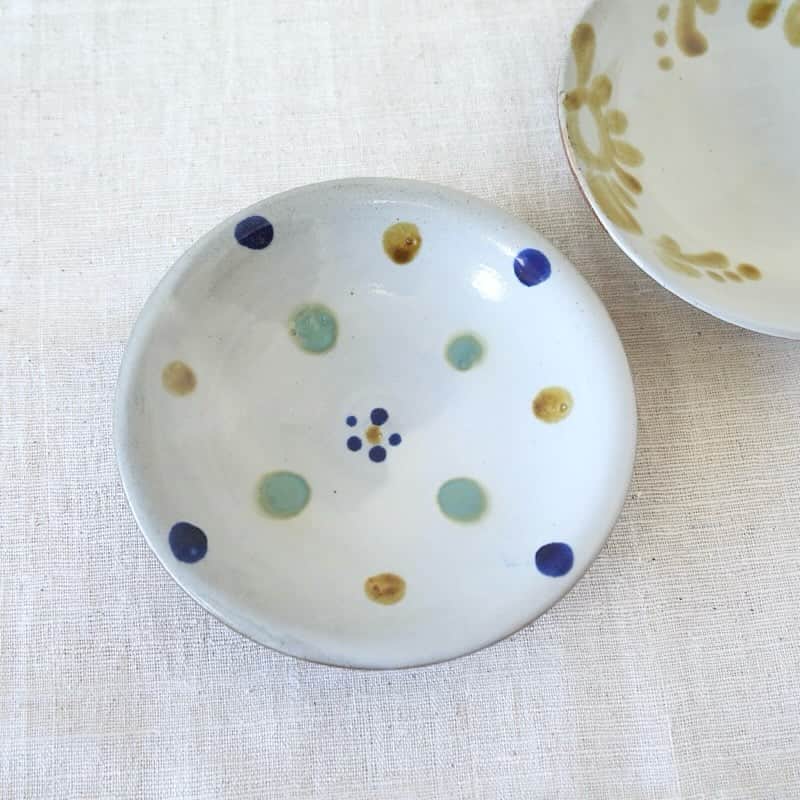moyaisのインスタグラム：「器を重ねた跡のない、焼成時一番上に置かれた「上置き」の7寸皿。藍、飴、緑の点打ちが素朴でかわいらしいうつわです。不揃いな点に手描きのあたたかみがあり、真ん中の梅紋が器全体のバランスを整えています。  #yaora #美しい暮らしの良品  #沖縄 #やちむん  #陶器 #うつわ #lifestyle」