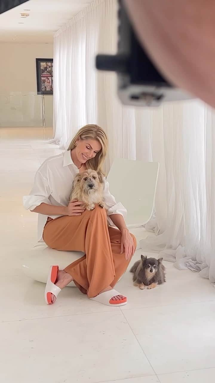 Ana Hickmannのインスタグラム：「Tô muito cachorreira essa semana, né?? 🐾 Minha vida é assim, cercada pelos meus amores!!! Mas quem pensa que a vida deles é só folga, tá enganado. Eles trabalham muito comigo 😂. Uma beleza dessa não podia ficar de fora das minhas fotos!!! E pra compensar esse “trabalho duro”, mamãe agrada a turminha com os alimentos da @formulanaturaloficial, que além de ser muito nutritiva e saborosa, é feita com ingredientes naturais, como frutas e vegetais e utiliza também a carne fresca na composição. Agora me diz, não tem como eles não amarem uma alimentação assim!!! 💙 Vem ver os bastidores da minha sessão de fotos com os doguinhos 🐶  Vem assistir o vídeo completo em Youtube.com/AnaHickmann  #canalanahickmann #anahickmann #videonovo #formulanatural #dog #cachorro #doglover」