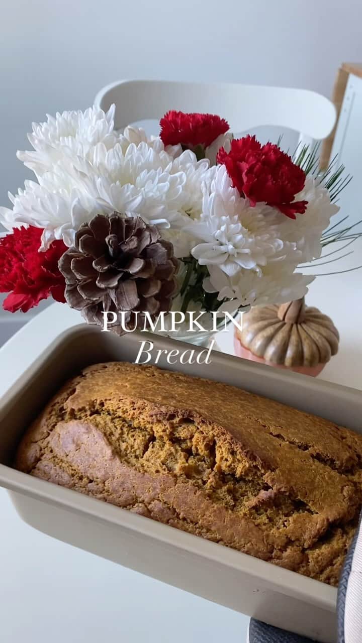 ポリーナ・エドモンズのインスタグラム：「This easy homemade pumpkin bread is perfect for the holidays✨  -2 eggs -1.5 cups pumpkin purée -1 cup maple syrup (I ran out so I used brown sugar too) -1/2 cup melted coconut oil  -1/4 cup milk  -1.75 cups flour  -1tsp baking soda  -2tsp pumpkin pie spice   Mix wet ingredients first then fold in dry ingredients. Bake at 350 degrees for 60-65 minutes! 🫶」