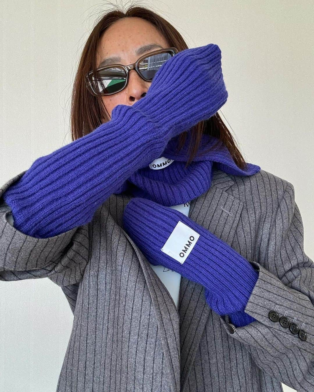 亘つぐみのインスタグラム：「💙💙💙  Neck & Arms Warmer  @ommo_official_ @momokoogihara」