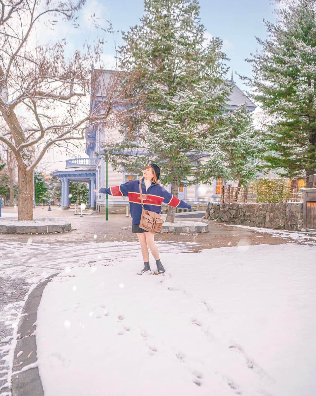 Kahoさんのインスタグラム写真 - (KahoInstagram)「. . ここは雪の降るヨーロッパ…  …ではなく！ 生まれて初めて北海道に行ってきました⛄️  雪の降る地域に住んでいたこともあるけど、 比べ物にならないくらい寒くて びっっくりしました🤣🤣  色味がハリーポッターっぽくて お気に入りのハーフジップを着て行ったら ヨーロッパにいるみたいでいい感じの写真に☺️📸  1.2枚目みたいにジップを全部あげて タートルネック風にしても可愛いし、 3枚目みたいに全部あけて インナーをみせつつスッキリさせても可愛いし、 4枚目みたいに半分あけて 襟っぽい感じにしても可愛い🙆‍♀️❤️  このハーフジップ＆ベレー帽のコーデ、 ハリポタスタジオでまた着たいな🤔✨  🏷 @classicalelf_official  Wジャガードハーフジップニット ネイビー、L #クラシカルエルフ #classicalelf #エルフコーデ #java #ジャバ #ユニクロ #ザラ #zozo #zozotown #zozo購入品 #zozotown購入品 #ジャガードニット #ハーフジップ#プチプラ #プチプラコーデ #着回しコーデ」12月1日 8時08分 - kah05disney