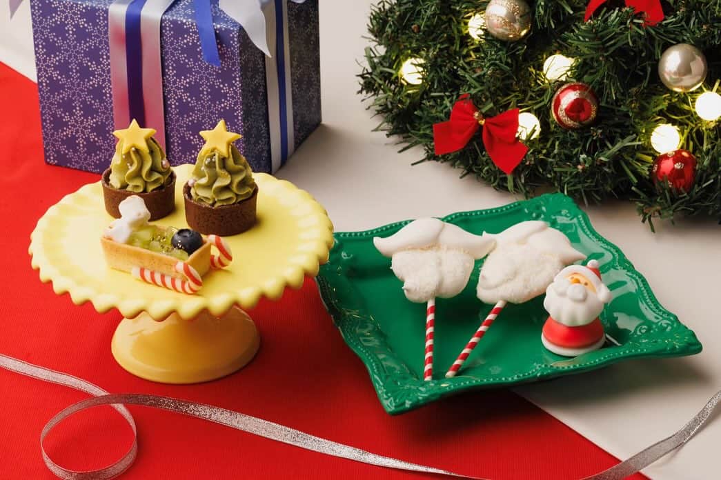 ヒルトン東京ベイ Hilton Tokyo Bayのインスタグラム：「デザートビュッフェ「Christmas Train(クリスマストレイン)」開催中🚂  毎冬ホテルのロビーに展示している「ヒルトン東京ベイ・クリスマス・トレイン」のジオラマからインスパイアされたデザートビュッフェ🍰 トレインとともに、クリスマスのヨーロッパを旅する気分をお楽しみいただける空間で、苺や柚子を使ったデザートや、クリスマスの雰囲気を盛り込んだセイボリーなど約35種類のメニューをご堪能いただけるデザートビュッフェは、土日祝日限定で開催しています⭐️  華やかなヨーロッパの街並みや美しい雪山などのジオラマの世界観を大切にしながら、ビュッフェ台には、クリスマスマーケットが立ち並ぶ賑やかな出発駅エリア、美しいオーロラの中をトレインが走り抜ける情景を表現したエリア、目的地であるサンタクロースが住む田舎町クリスマスタウン駅エリアが登場します🤩  本日はクリスマスタウン駅エリアのデザートを3品ご紹介します！  「ピスタチオとラズベリーのクリスマスツリータルト」(写真左奥) タルトの中にラズベリーガナッシュを入れ、その上にピスタチオ味の生クリームをクリスマスツリーのように絞りました🎄中にはフレッシュのラズベリーを忍ばせました💕ピスタチオの濃厚なクリームにラズベリーの酸味がアクセントになっているタルトです♪  「バニラとキウイのソリタルト」(写真左手前) ソリに見立てたタルトの中にホワイトチョコレートとバニラのガナッシュを入れました🛷ソリの中には細かく刻んだキウイと、プレゼント袋をイメージしたマシュマロを乗せています🎁一口サイズの小さなソリタルトです😊  「サンタのおひげココナッツメレンゲ」(写真右) サンタさんの白くて長いひげをイメージしたココナッツメレンゲです🎅それぞれひげに個性があるのでお好きな形を選び、サンタさんに変身できるフォトプロップスとしてもご活用いただけます📸  約20種類のドリンクバーも付いているので、ランチとしてもおすすめです🫶  ご予約・詳細はプロフィールから公式ホームページへ プロフィール下の「食べ物を注文」のボタンからもご予約いただけます🔜 @hiltontokyobay   【Christmas Train(クリスマストレイン)詳細】 ⚫︎会場: 1階「ラウンジ・オー」 ⚫︎期間: 2023年11月3日(金・祝)〜12月24日(日)※土日祝日限定 ⚫︎時間: 12:00〜/12:30〜/14:30〜/15:00〜(4部制・2時間制) ⚫︎料金: 大人4,700円/4〜8歳1,800円/9〜12歳2,600円 ※約20種類のドリンクバー付 ※料金には税金・サービス料が含まれます   【入店時間指定15%OFFスペシャルオファー】 ⚫︎対象日: 2023年11月3日(金・祝)〜12月24日(日)※土日祝日限定 ⚫︎対象時間: 14:30〜/15:00〜(2時間制) ⚫︎対象人数: 1日50名様 ⚫︎対象者: オンライン予約限定 ⚫︎料金: 大人1名　4,700円→3,995円 ※料金には税金・サービス料が含まれます   #ヒルトン東京ベイ #ヒルトン #千葉 #舞浜 #デザートビュッフェ #デザート #ビュッフェ #スイーツ #セイボリー #クリスマス #トレイン #クリスマスマーケット #オーロラ #サンタ #ホリデー #ヨーロッパ #クリスマスツリー #ピスタチオ #フォトプロップス #hiltontokyobay #hilton #Christmas #Christmastrain #Europe #christmasmarket #aurora #Train #holiday #gingerbreadman #sangria」