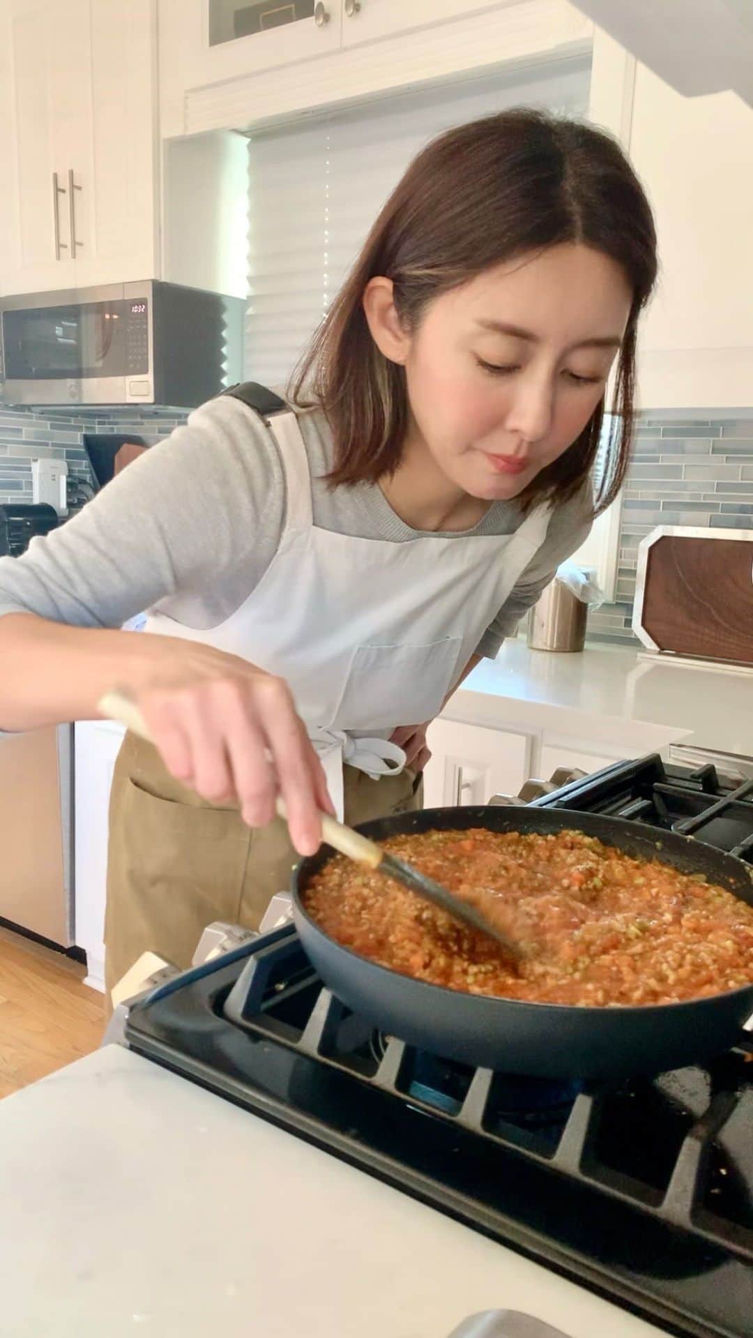 高木りなのインスタグラム：「冷蔵庫にあったお野菜を全てみじん切りにしてひき肉と一緒に炒めミートソースパスタ！ 長いスパゲッティと短いロティーニ、どっちを食べるか兄弟2人で喧嘩して最後はじゃんけん。まずはスパゲッティ、そして次の日はロティーニで食べました。 냉장고에 있던 야채들을 모두 다져서 다진고기와 함께 볶은 미트소스 파스타! 긴 스파게티면과 짧은 Rotini면 중에 뭘로 할지 형제끼리 엄청싸우고 가위바위보로 결정. 우선 스파게티로 먹고 다음날 Rotini면으로 먹었습니다.」