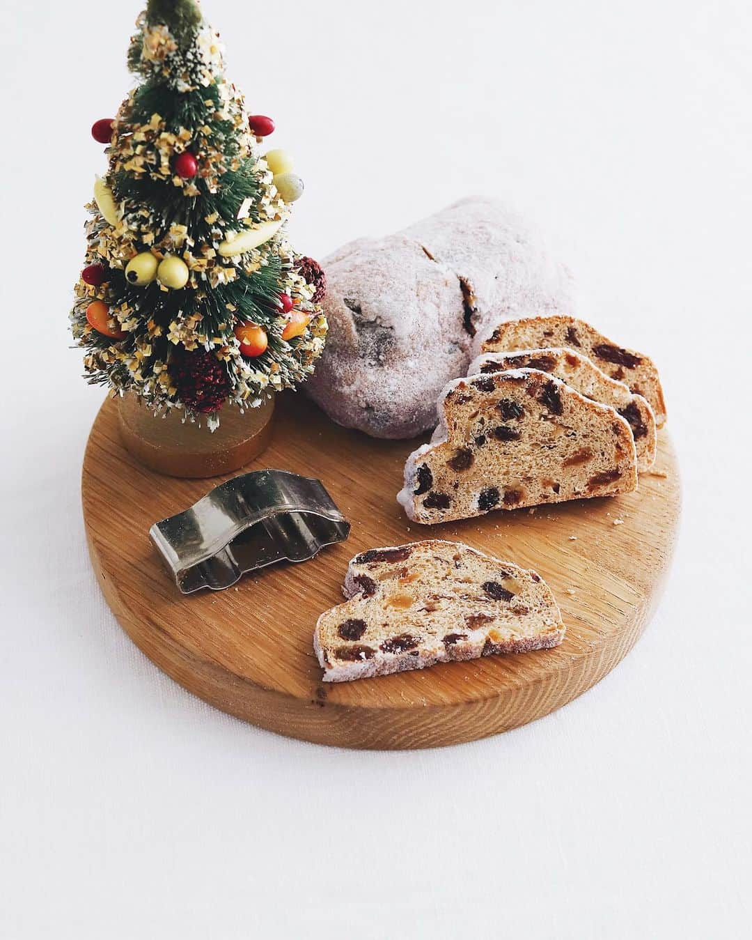 樋口正樹さんのインスタグラム写真 - (樋口正樹Instagram)「Stollen 🎄  １２月になりましたので 早速１個目のシュトレン。 タカキベーカリーさんの オーソドックスなタイプ。 断面が何となくクルマに 似てます。たぶん広島の ZOOM ZOOM ZOOM♬🚗  ちなみに、今シーズンの タカキベーカリーさんの シュトレンライナップは ５種類くらい出てる様子。 @takaki_bakery_official  . #シュトレン #タカキベーカリー #takakibakery #Stollen #pr」12月1日 8時13分 - higuccini