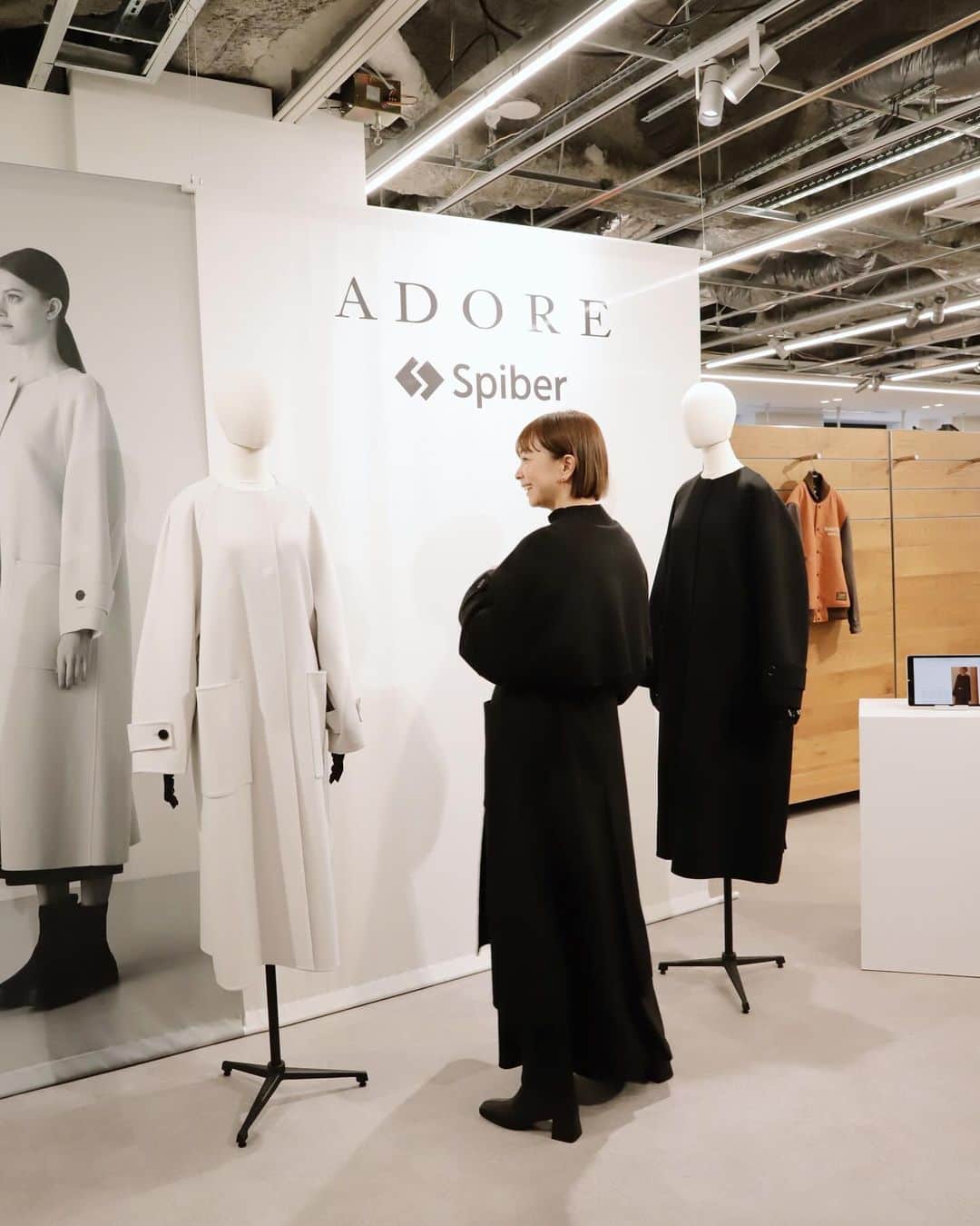 EMIのインスタグラム：「⭐︎ @adore_jp の展示会へ ADOREを象徴するノーカラーコートを @spiber_inc が展開する人エタンパク質素材【Brewed Protein™繊維】を使用し 革新性を携えたリミテッドモデルにチェンジ！ 新素材で作ったサステナブルなシグネチャーコートが 本当に素敵すぎました✨ ⁑ 袖を通してびっくり！ 驚くほど軽いのに身体にフィットするからしっかり暖かい❗️ そして肌触りが気持ち良すぎるんです！ デザインも、シンプルで丈もしっかり長め。 ベルトをしていつもと違う雰囲気にも魅せられて 色々着こなし出来そう〜♡ ⁑ ブラックとベージュの２色、なんとどちらも24枚のみ！ 昨日11月30日からシリアルナンバー入りの限定販売だそうです😍 #PR  #ADORE  #アドーア #BrewedProtein #Spiber」