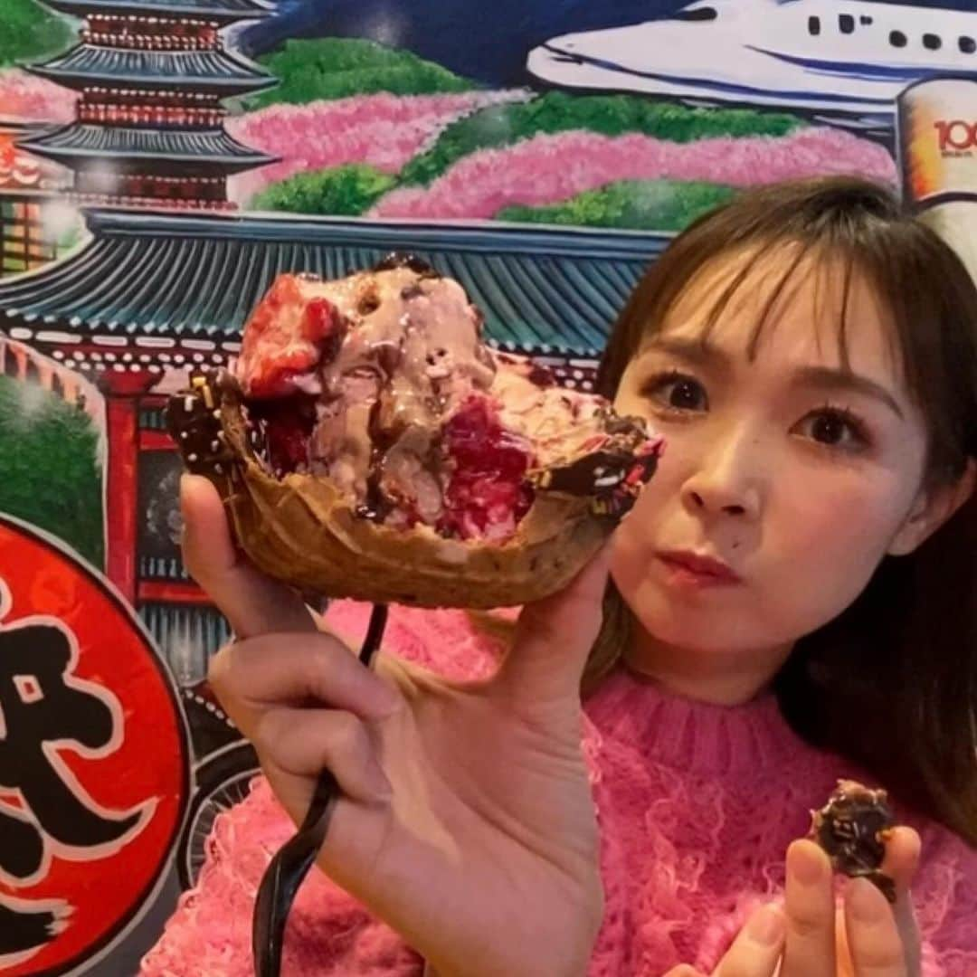 愛内里菜さんのインスタグラム写真 - (愛内里菜Instagram)「愛内里菜の推し愛す（推しアイス）✨ ⁡ アイスクリームのフレーバーは ⭐️チョコレートとストロベリーをMIX！ ⁡ トッピングは ⭐️ストロベリーを3倍🤣 ⭐️ブルーベリー ⭐️ラズベリー ⭐️ブラウニー ⭐️チョコチップ ⭐️チョコファッジをトッピングにかけたよ ⁡ いちごたっぷり🍓 チョコとベリーの贅沢な 推し愛す　✨✨✨✨ ⁡ #推し愛す　#コールドストーン ⁡ ⁡ あなたの『＃推し愛す」コンテスト開催 11月4日（いい推しの日）にちなんで、みなさまの『＃推し愛す』を大募集します！ お好きなアイスクリームと、お好きなトッピングを選び、オリジナルアイスクリームをコールドストーンで注文して、あなたの『#推し愛す』をご応募ください。 【応募方法】 ①コールドストーンのインスタグラム公式アカウント （@coldstonejapan）をフォローする。 ②2つのハッシュタグ『＃推し愛す』、『#コールドストーン』をつけ る。 ③アイスクリームの画像、アイスクリームの味、トッピングの詳細を記載して投稿。 ※コールドストーンで販売しているアイスクリーム、トッピングが対象です。 ※応募期間は、2023年11月4日（土）～2023年12月3日（日）23 時59分まで 大賞に選ばれたアイスクリームは、2024年1月にインスタグラム上で発表、2024年に商品化させていただきます★ アイスクリーム引換券の副賞もご用意していますので、今すぐコールドストーンへLet's Go！ ⁡ 😆YouTube！ 「愛内里菜オフィシャルチャンネル」 ⁡ ⁡ 🐦Twitter 愛内里菜 official @RRikakakiuchi ⁡ ⁡ 😆TikTok 愛内里菜/Rina Aiuchi 　 🟥17配信 愛内里菜_official ⁡ ⁡ #愛内里菜  #歌手 再始動 #垣内倶楽部  #バンド   #ライブ #一体化 #絆 #盛り上がりたい  #感謝  #23周年　 #YouTube #ユーチューバー#TikTok ⁡ ⁡」12月1日 8時26分 - rina_aiuchi