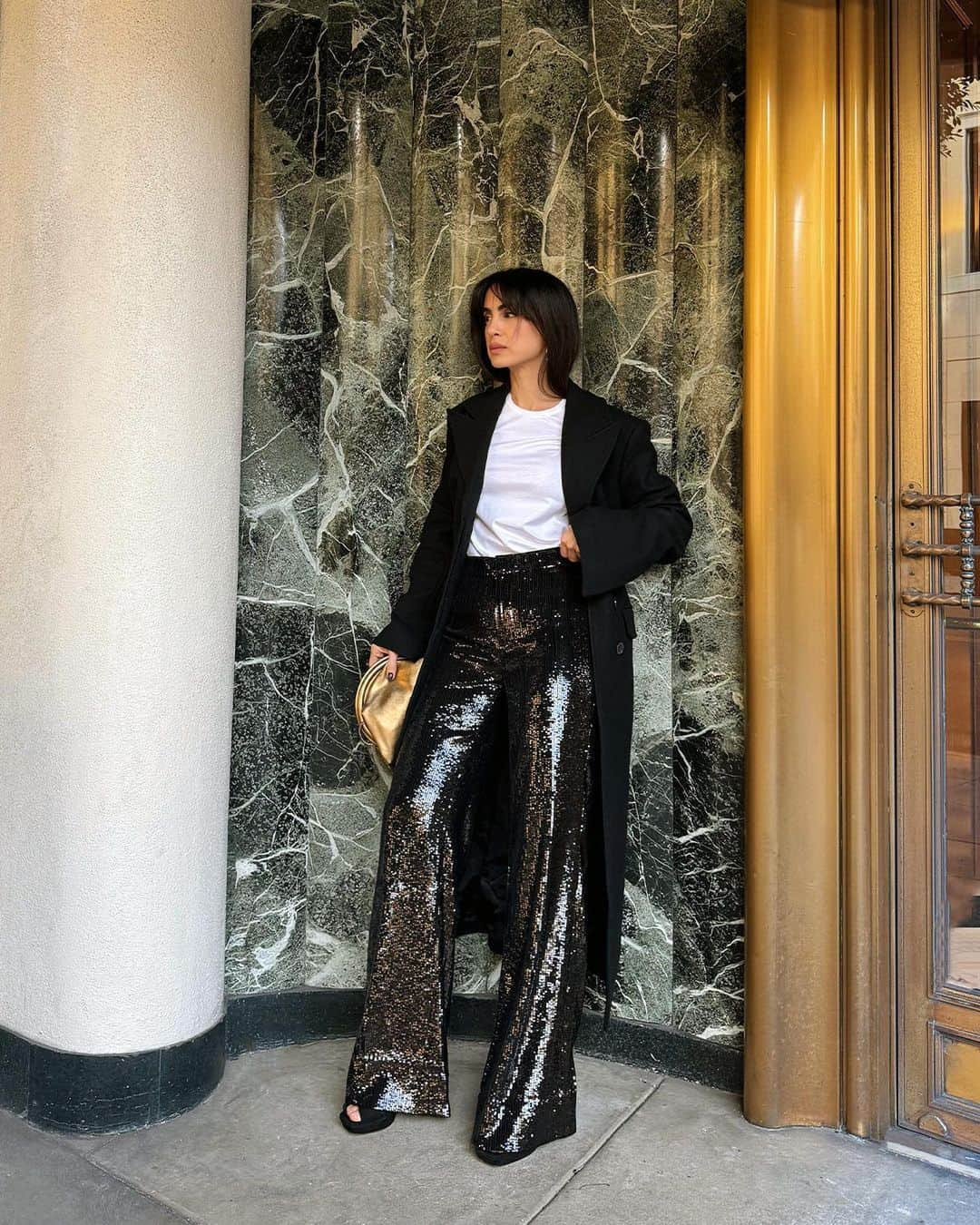 Banana Republic さんのインスタグラム写真 - (Banana Republic Instagram)「Classic tailoring with a holiday twist. @sarah_najafi styles holiday separates. #TheBRLook」12月1日 8時27分 - bananarepublic