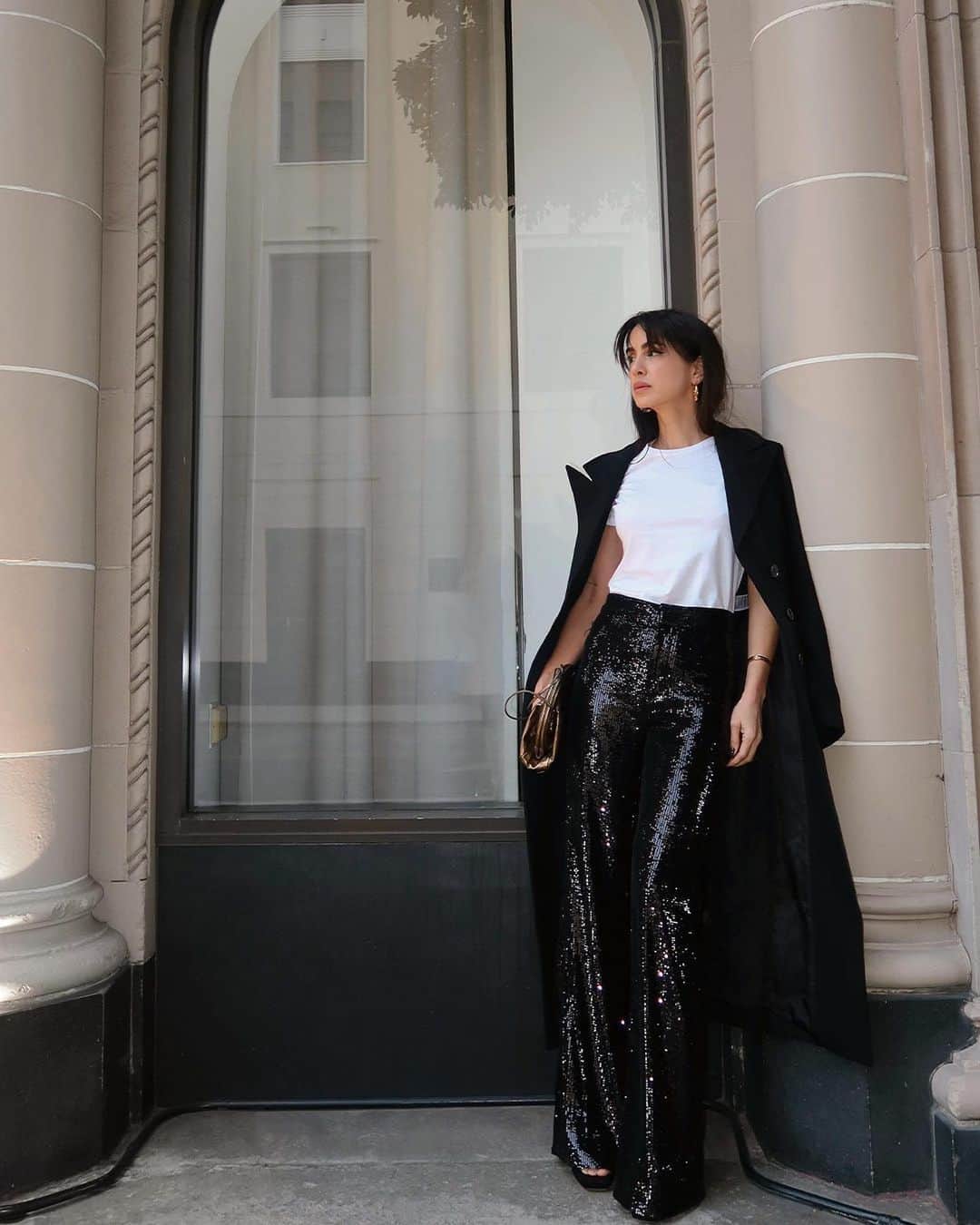 Banana Republic のインスタグラム：「Classic tailoring with a holiday twist. @sarah_najafi styles holiday separates. #TheBRLook」