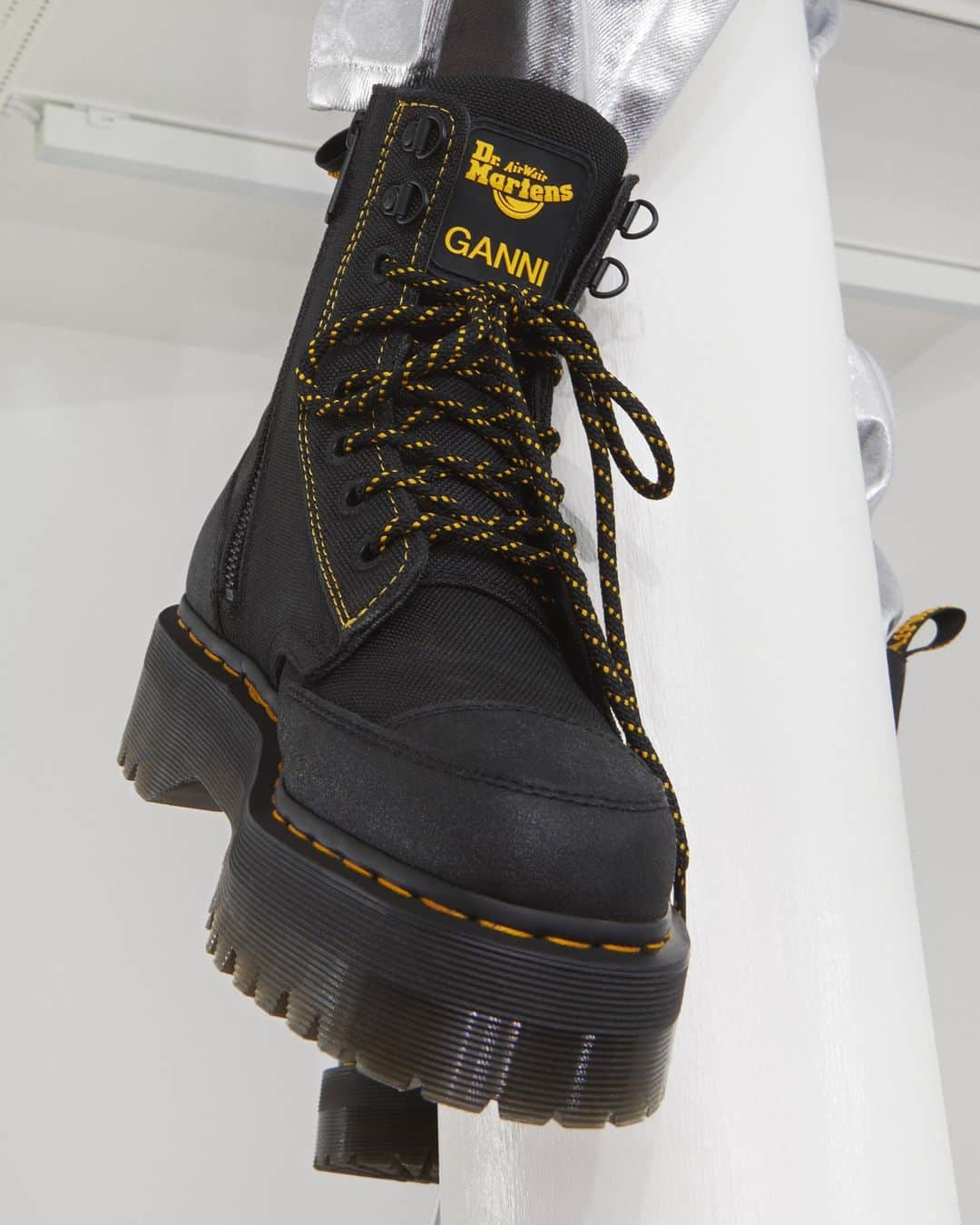 ドクターマーチンのインスタグラム：「DR. MARTENS × GANNI クールからタフに。デンマークのの代表的なブランドとの初コラボレーションは、Jadonブーツをリマスターしての12月2日発売開始。  #Drmartens #ドクターマーチン」